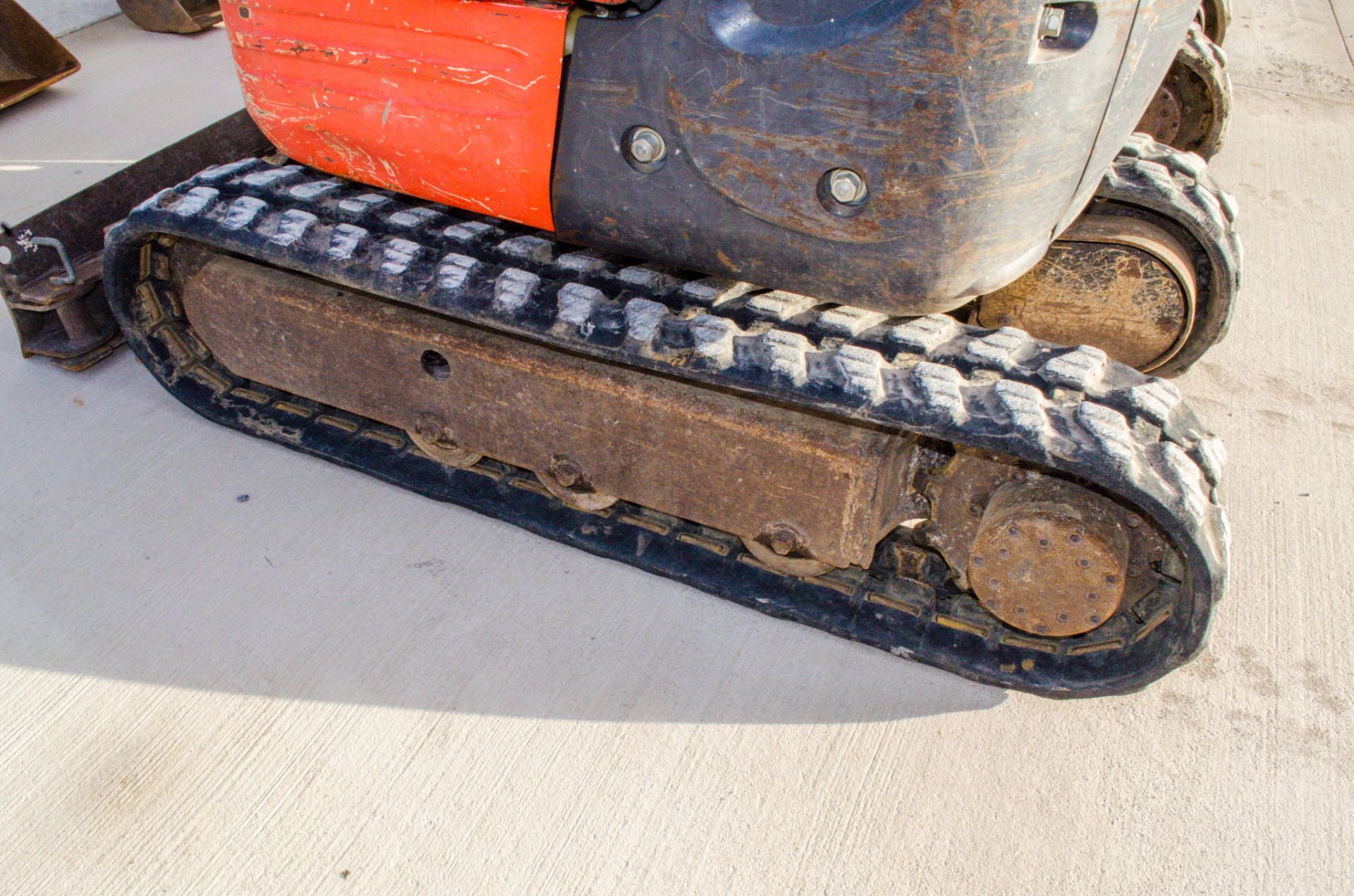 Kubota U10-3 1 tonne rubber tracked micro excavator Year: 2014 S/N: 23167 Recorded Hours: 3249 - Image 10 of 22