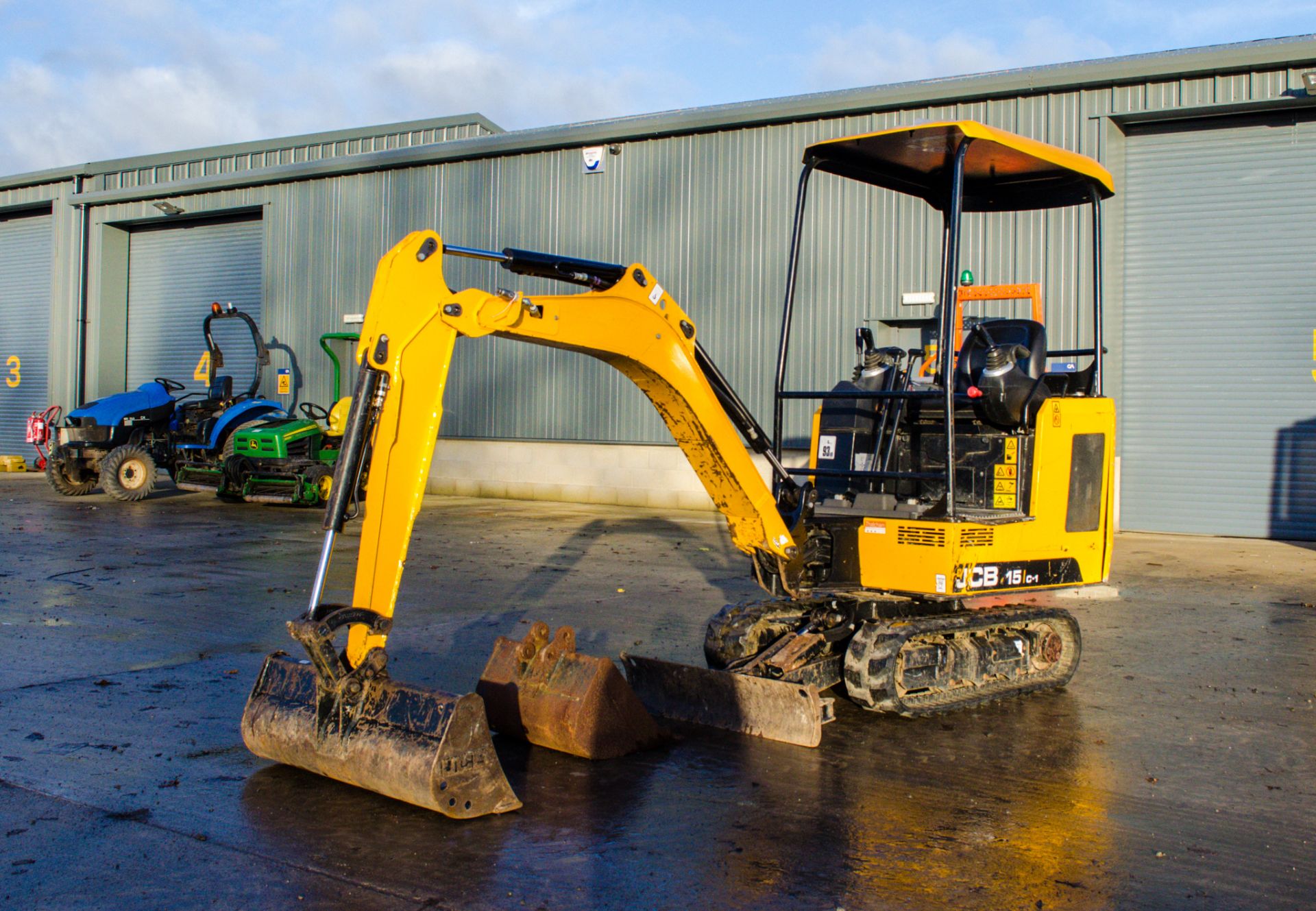 JCB 15C-2 1.5 tonne rubber tracked mini excavator Year: 2019 S/N: 2710250 Recorded Hours: 901 piped,