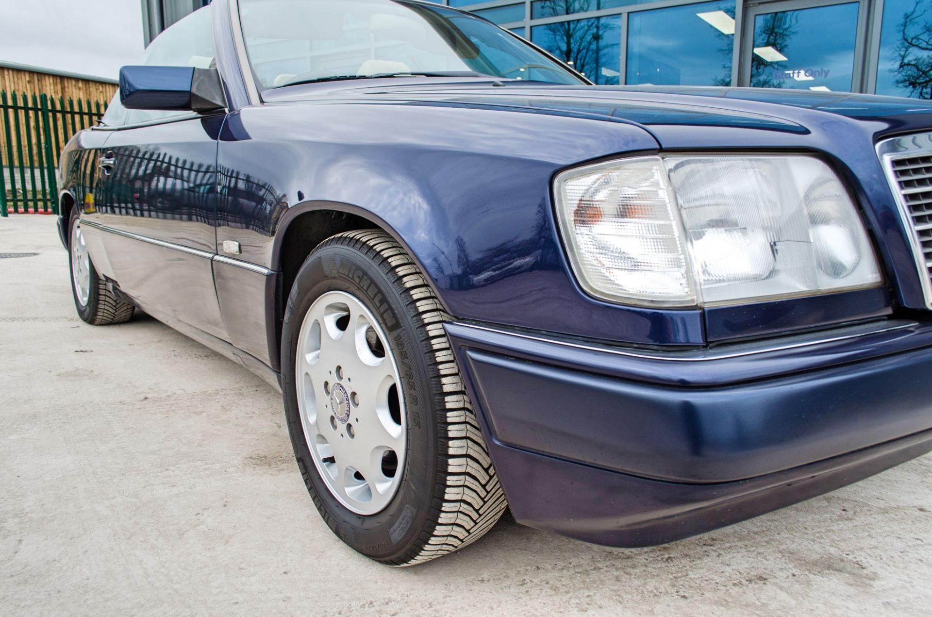 1997 Mercedes E220 2.2 litre 2 door cabriolet - Image 17 of 60