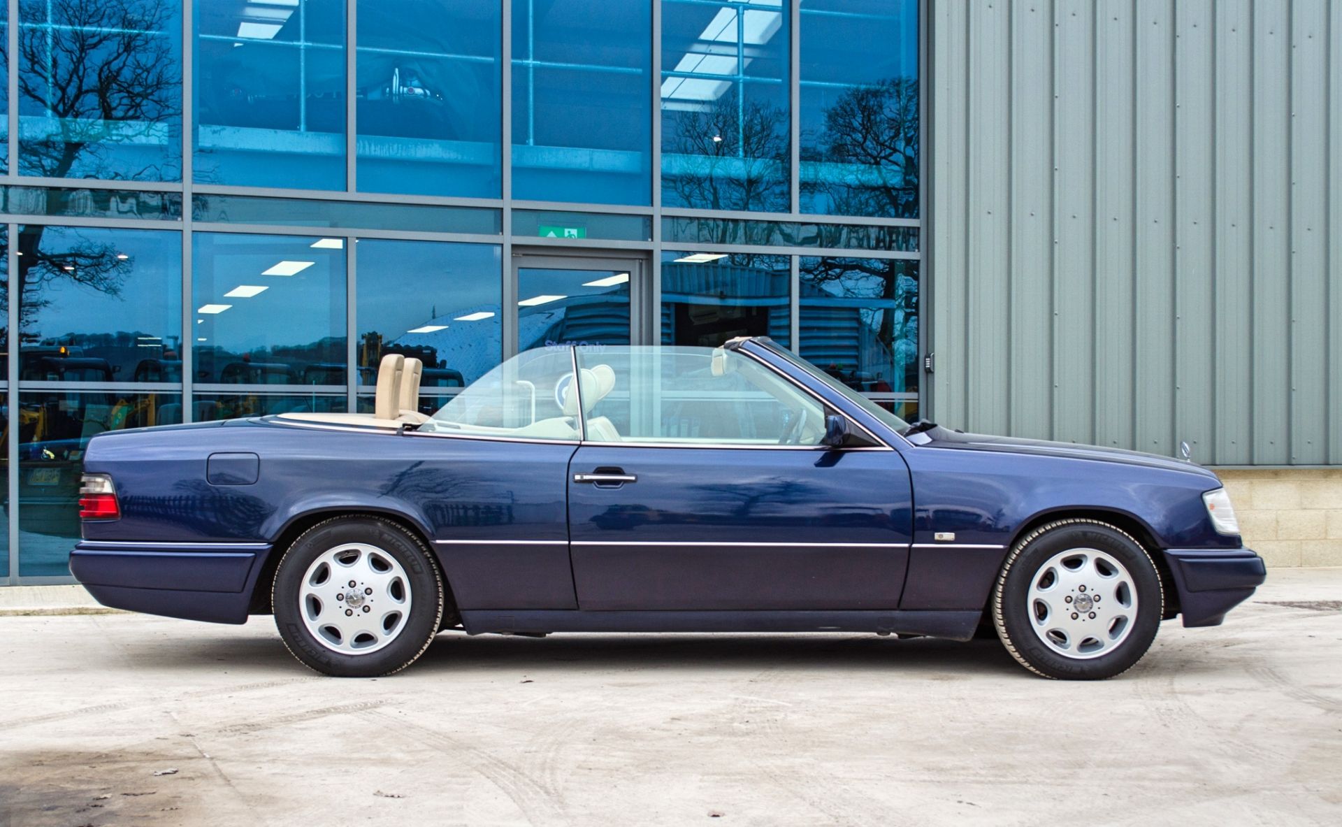 1997 Mercedes E220 2.2 litre 2 door cabriolet - Image 13 of 60