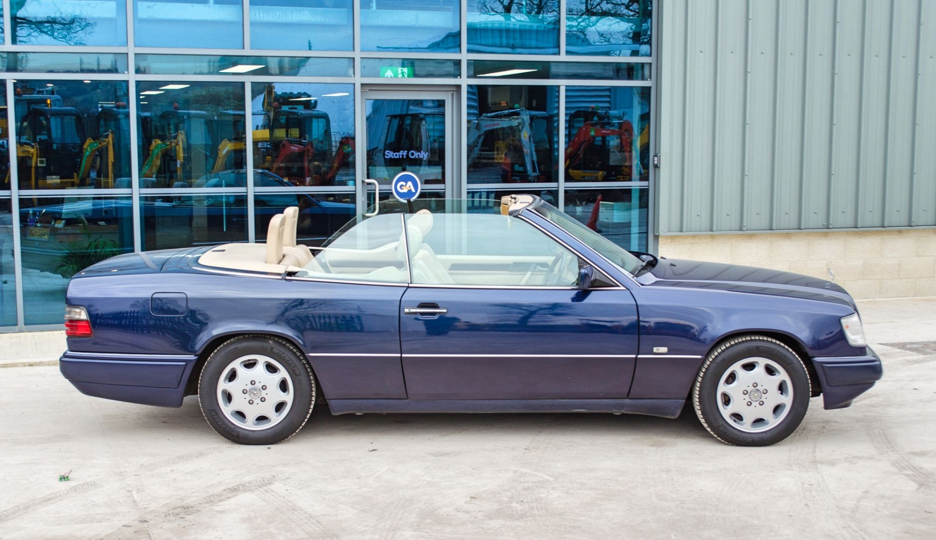 1997 Mercedes E220 2.2 litre 2 door cabriolet - Image 14 of 60