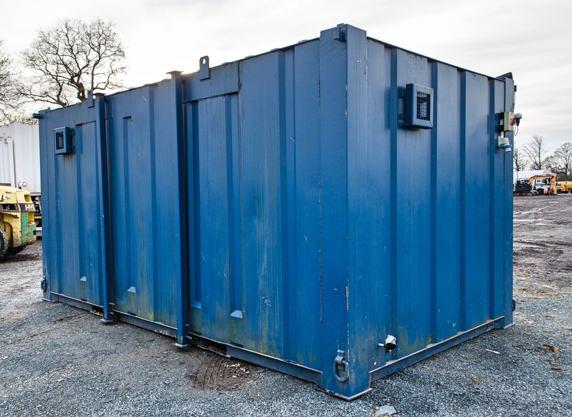 16 ft x 9 ft steel jack leg 3+1 toilet site unit Comprising of: Gents toilet (3 toilets, 3 sinks & 2 - Image 3 of 7