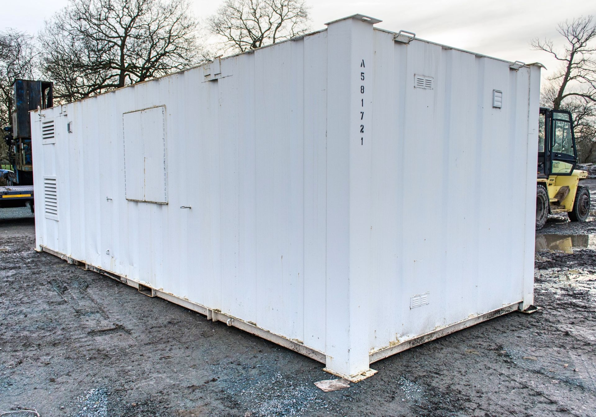 24 ft x 9 ft steel welfare site unit Comprising of: Canteen area, toilet & generator room c/w keys & - Image 3 of 8