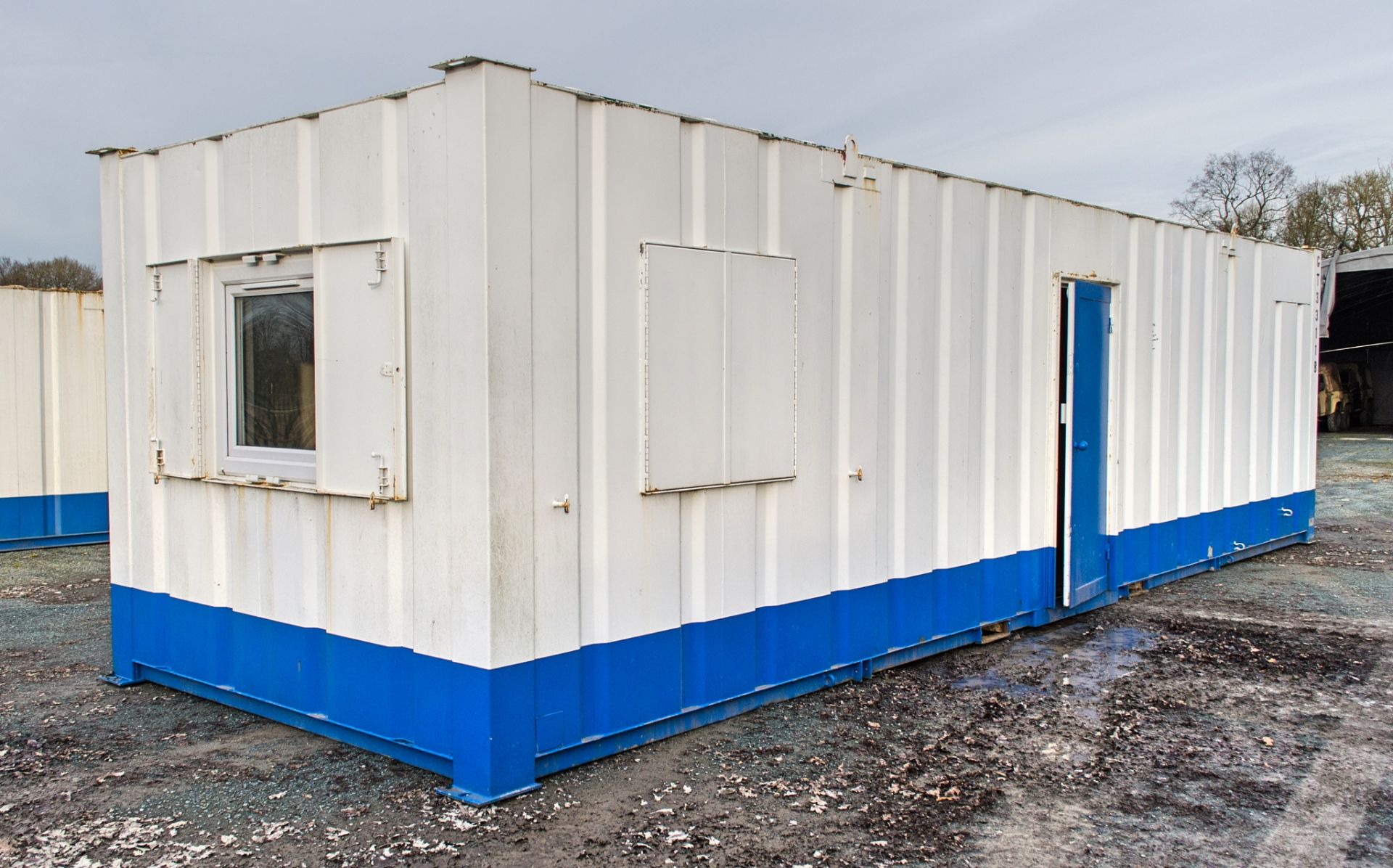 32 ft x 9 ft steel anti vandal canteen site unit c/w keys GT33118 - Image 2 of 6