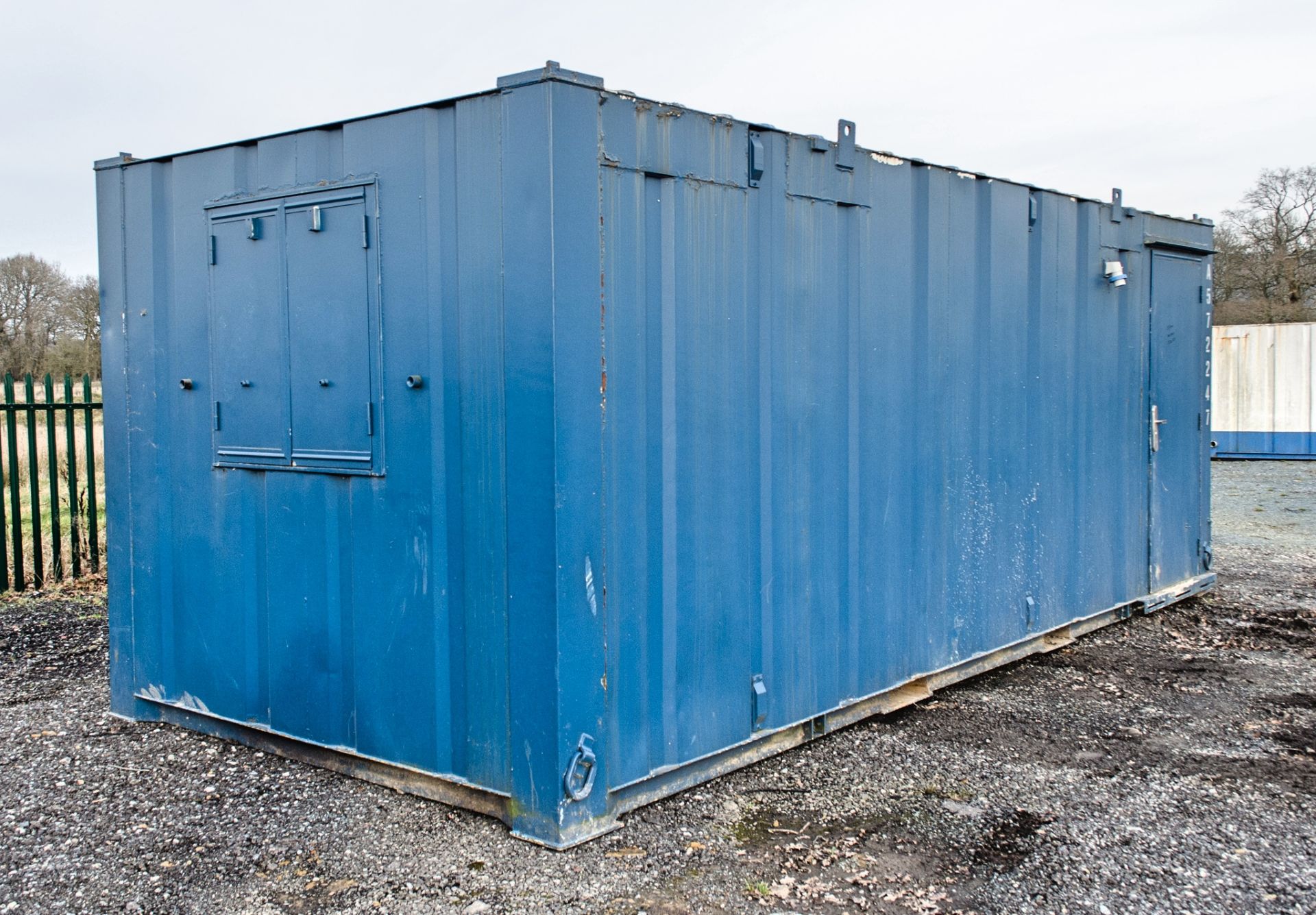 21 ft x 9 ft steel anti vandal changing room site unit A572247 ** No keys but open ** - Image 2 of 6