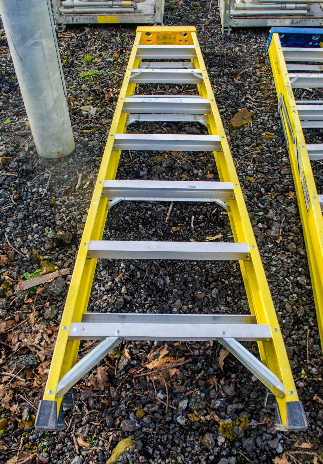 8 tread glass fibre framed aluminium step ladder EXP2253