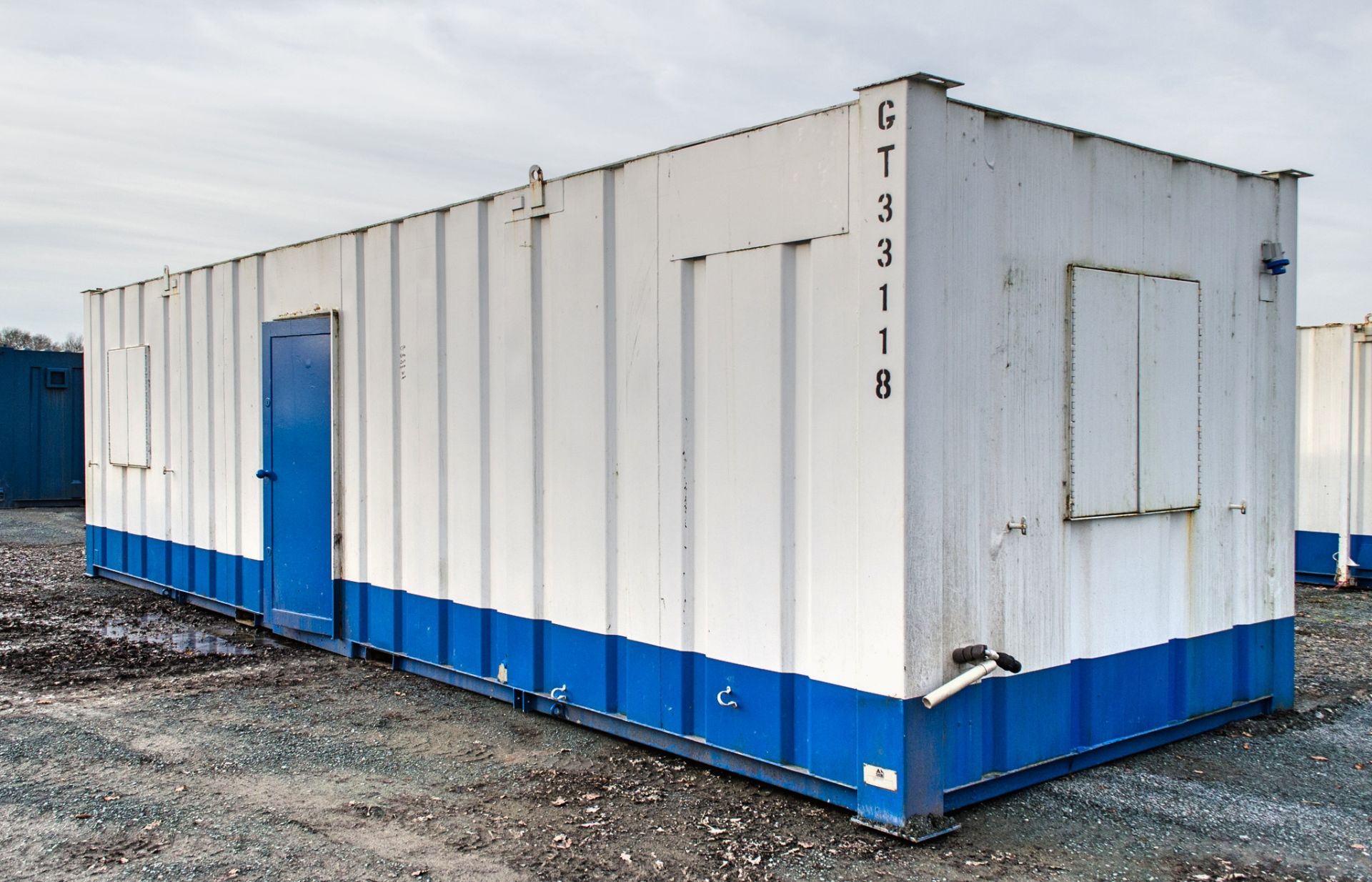 32 ft x 9 ft steel anti vandal canteen site unit c/w keys GT33118