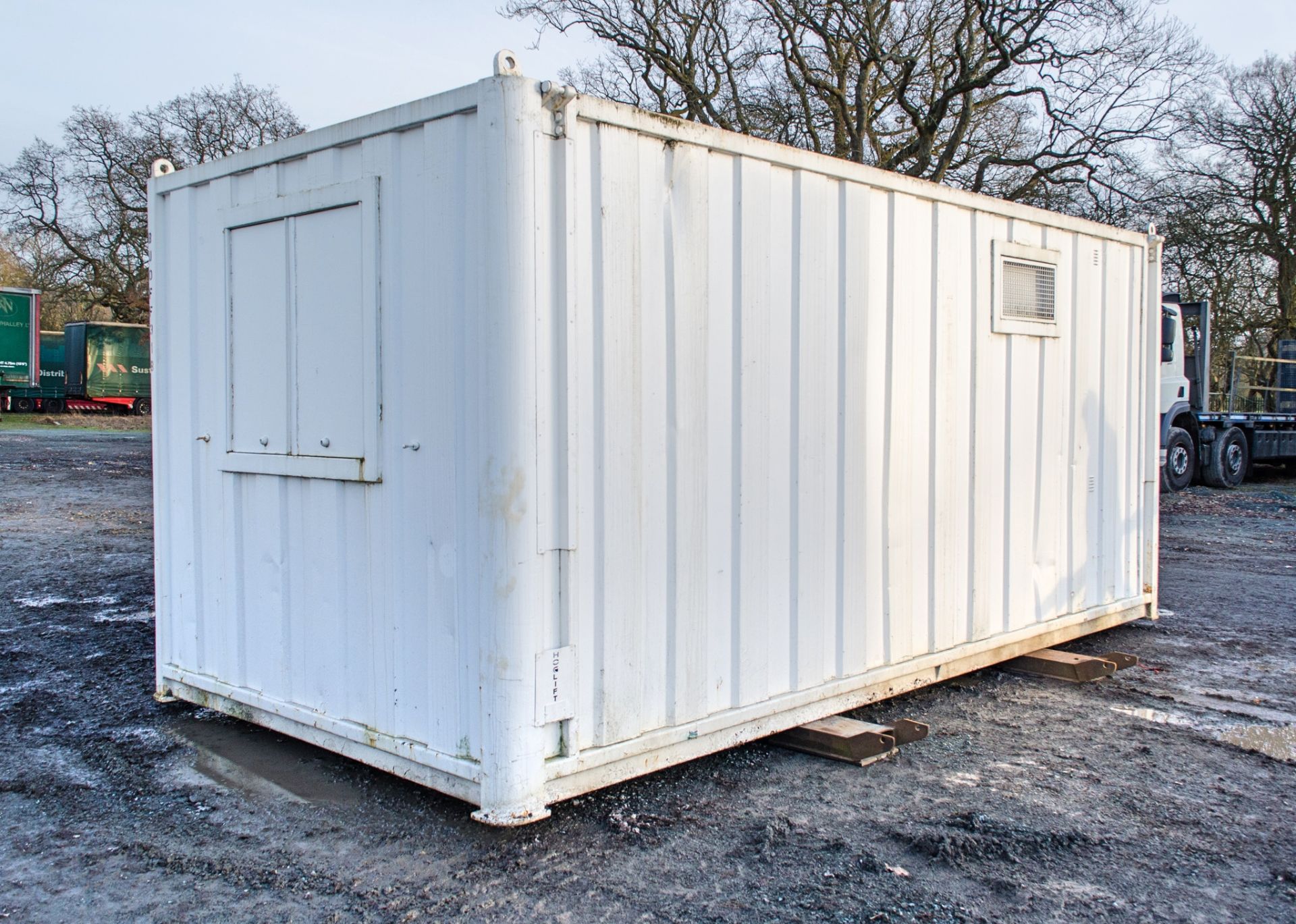 20 ft x 9 ft steel welfare site unit Comprising of: Canteen area, drying room, generator room & - Image 4 of 10