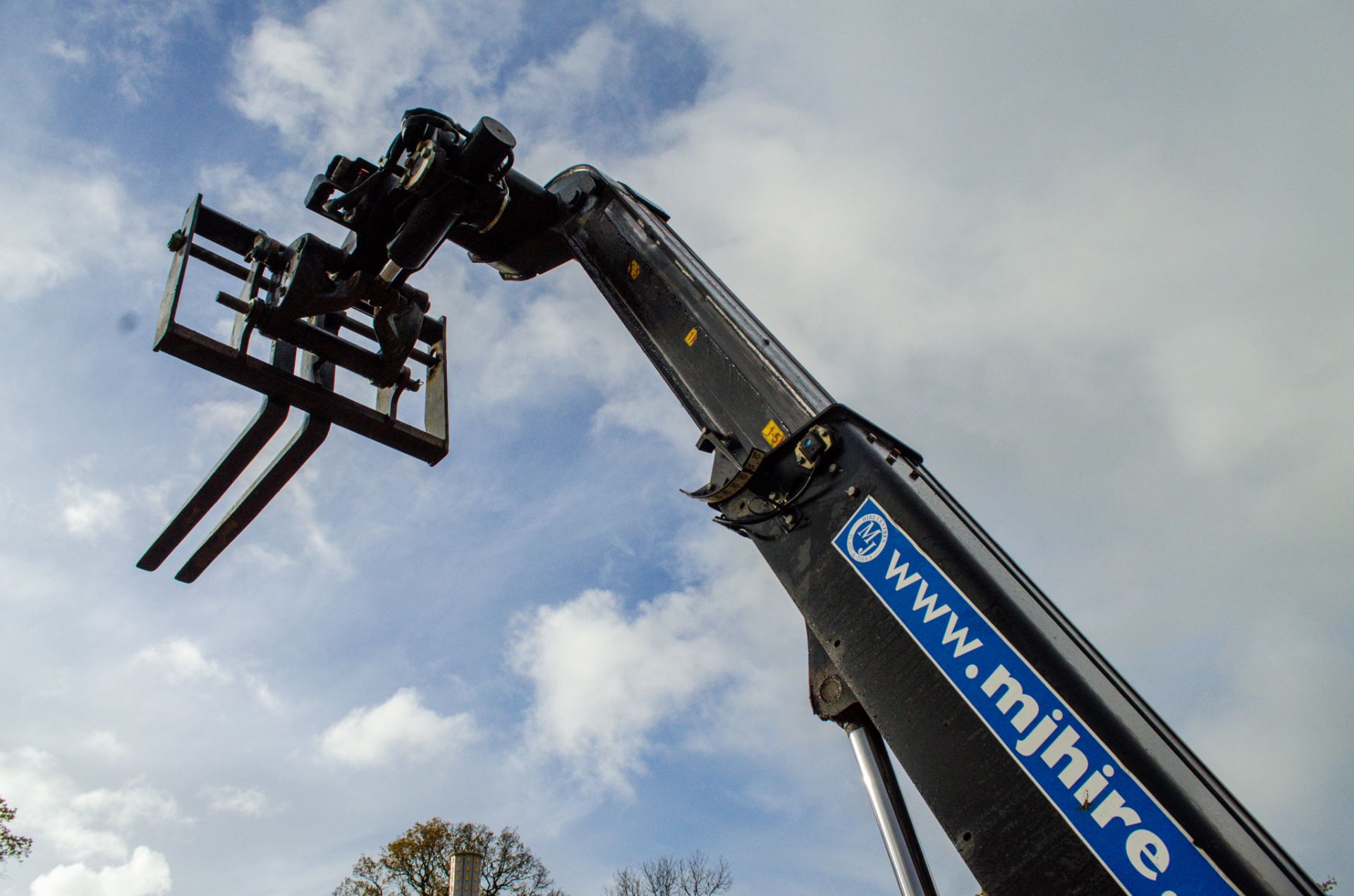 JCB 520-40 4 metre telescopic handler Year: 2015 S/N 2314345 Recorded hours: 1658 3231463 - Image 14 of 17