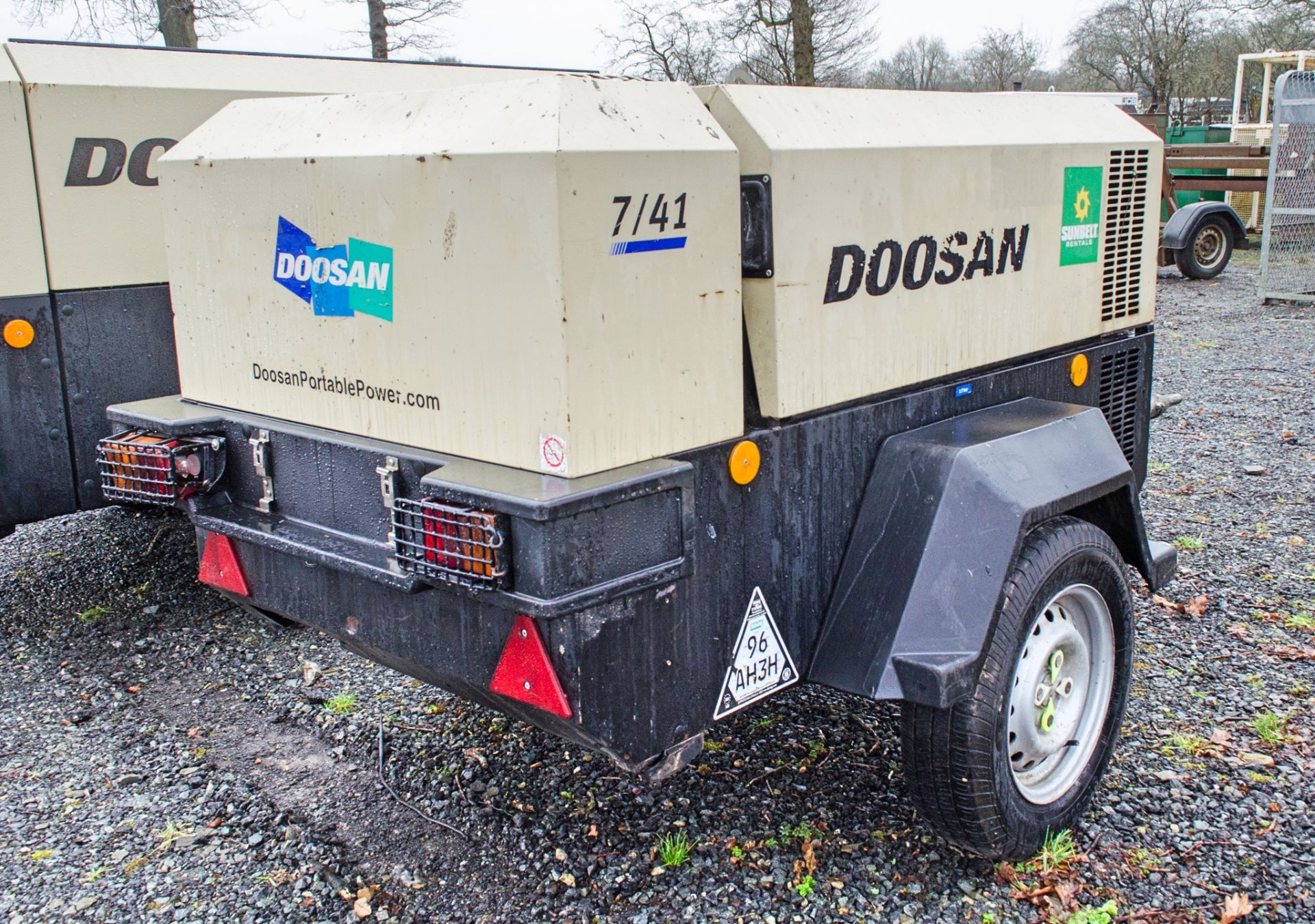 Doosan 7/41 diesel driven fast tow mobile air compressor Year: 2013 S/N: 431992 Recorded hours: 1374 - Image 2 of 7