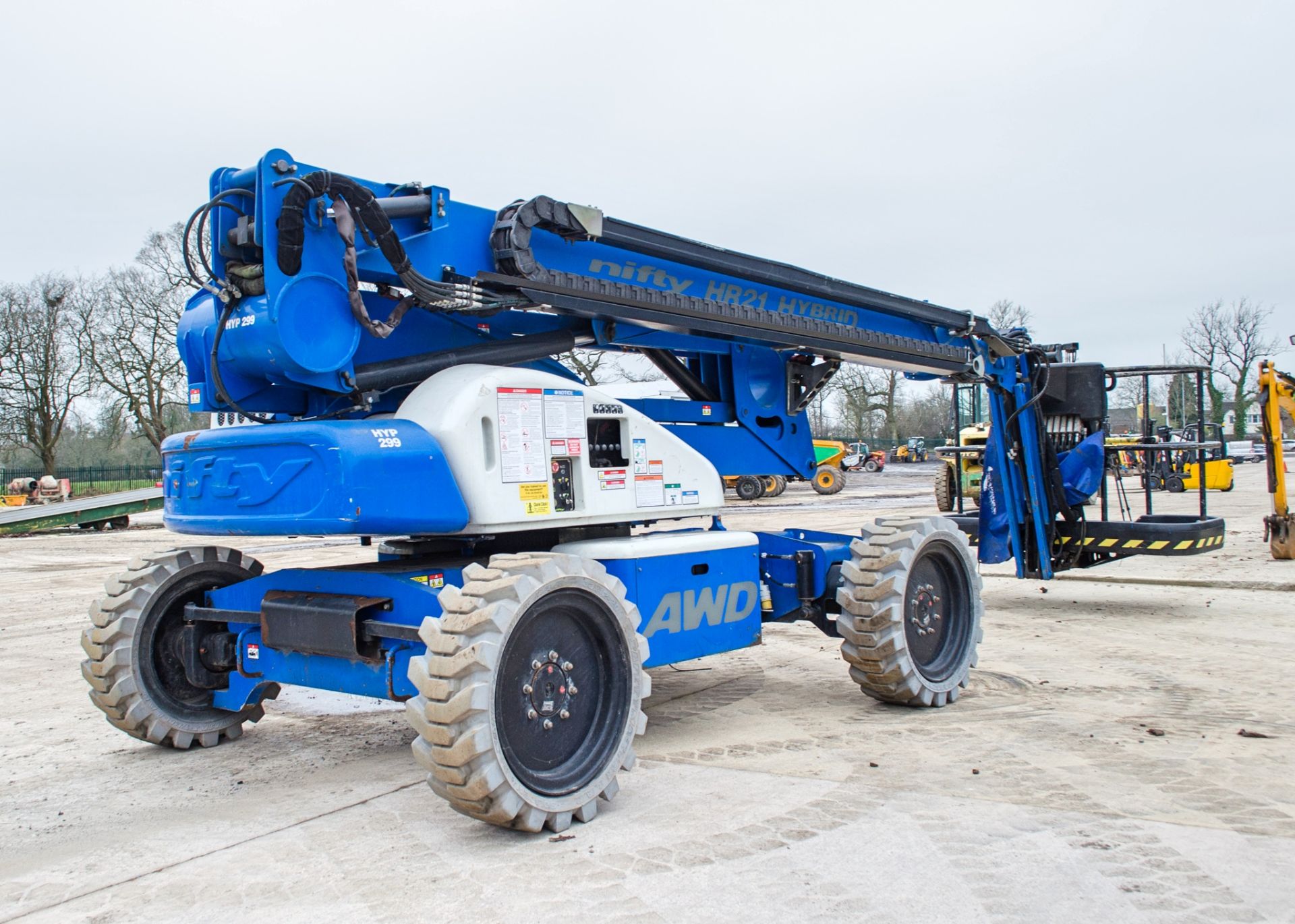 Nifty HR21 Hybrid diesel/battery articulated boom lift access platform Year: 2014 S/N: 2127663 HYP - Image 3 of 13