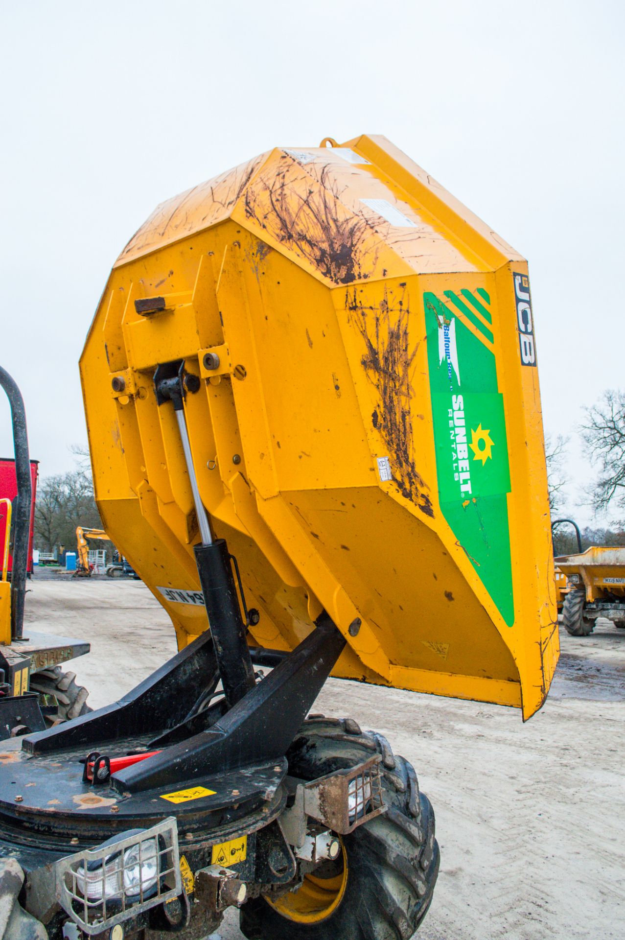 JCB 6T 6 tonne swivel skip dumper Year: 2015 S/N: FFRL8262  Recorded Hours: 1485 c/w V5 A677198 - Image 14 of 21