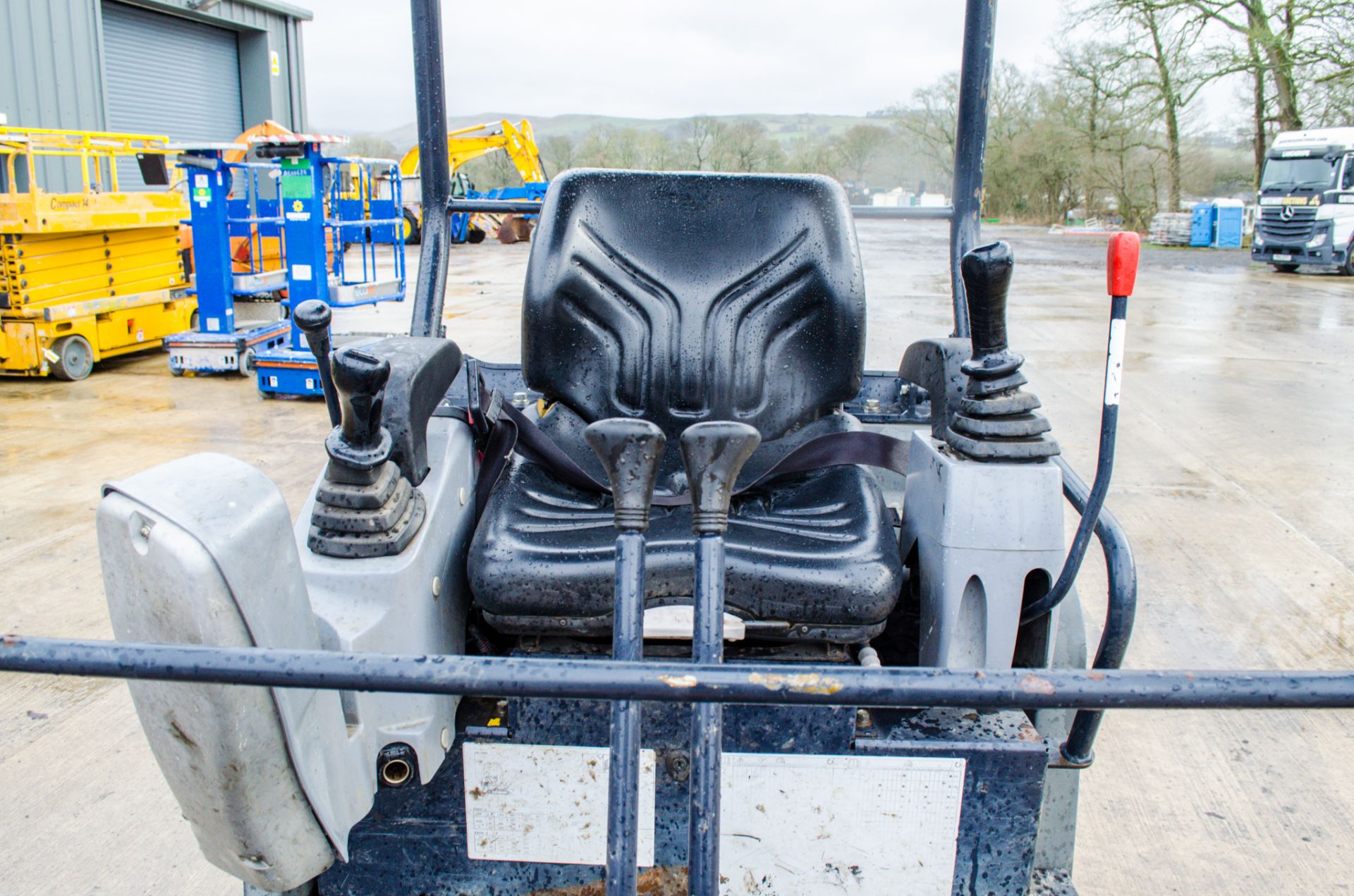 Kubota KX015-4 1.5 tonne rubber tracked mini excavator Year: 2015 S/N: 58367 Recorded Hours: 2777 - Image 17 of 22