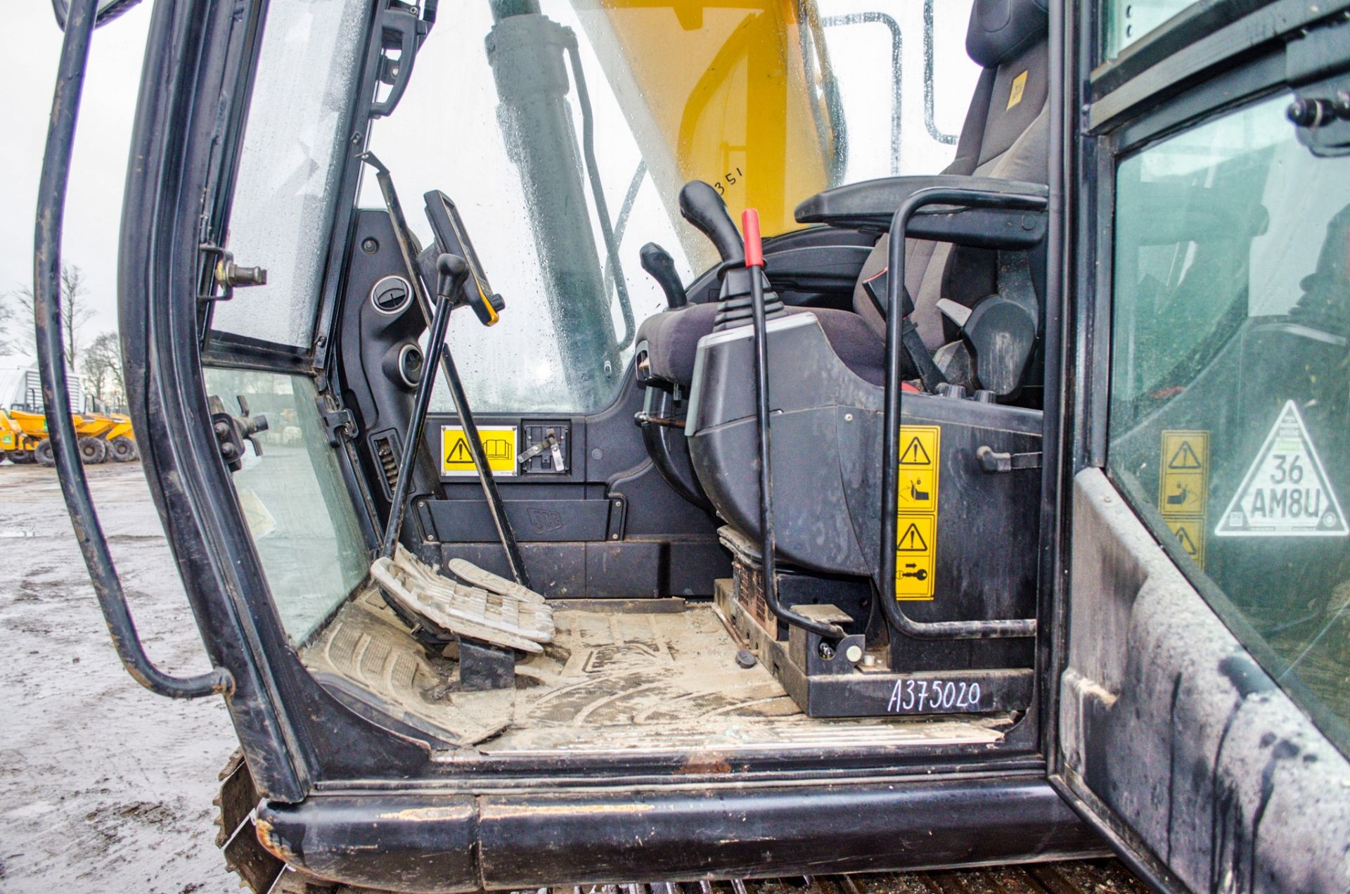 JCB JS130LC+ 13 tonne steel tracked excavator Year: 2015 S/N: 2441538 Recorded Hours: 3524 piped, - Image 21 of 24