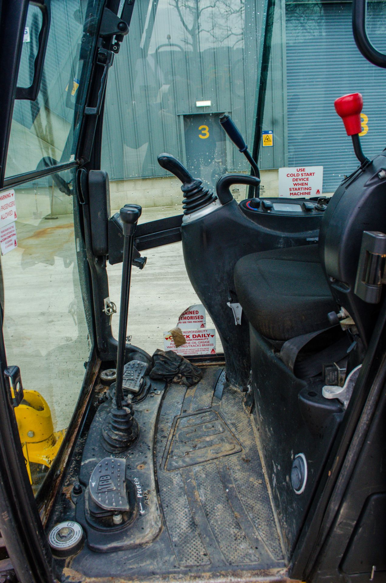 JCB 8018 CTS 1.8 tonne rubber tracked mini excavator Year: 2016  S/N: 2497621 Recorded Hours: 1992 - Image 19 of 22