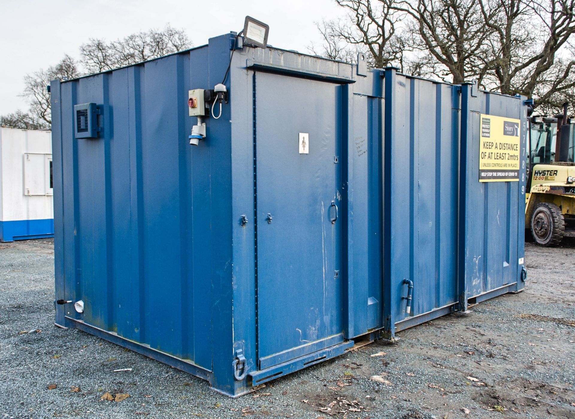 16 ft x 9 ft steel jack leg 3+1 toilet site unit Comprising of: Gents toilet (3 toilets, 3 sinks & 2 - Image 2 of 7