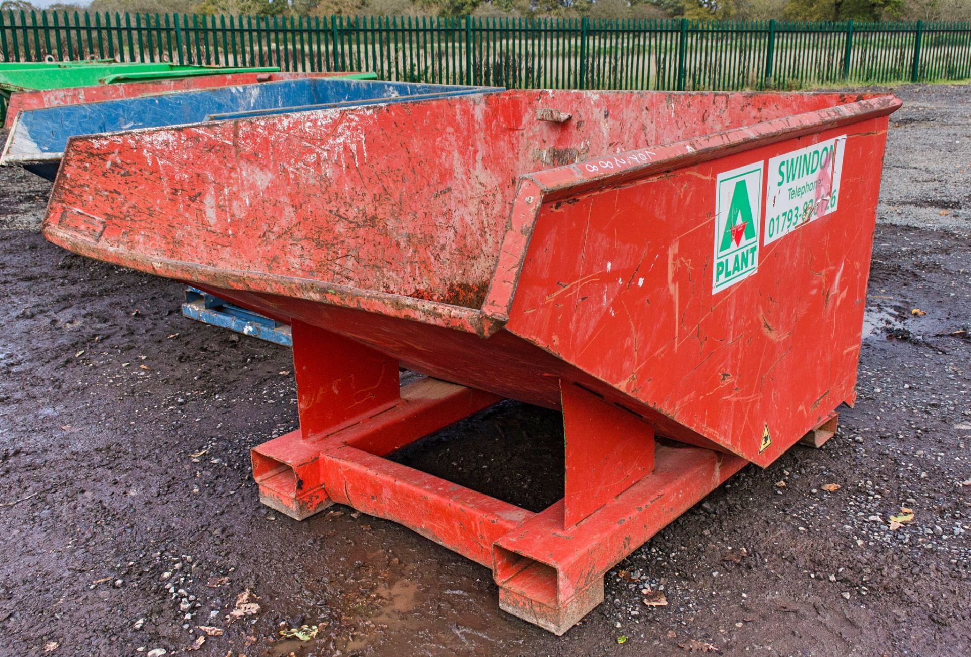 Whitney auto lock tipping skip ** No VAT on hammer but VAT will be charged on buyer's premium **