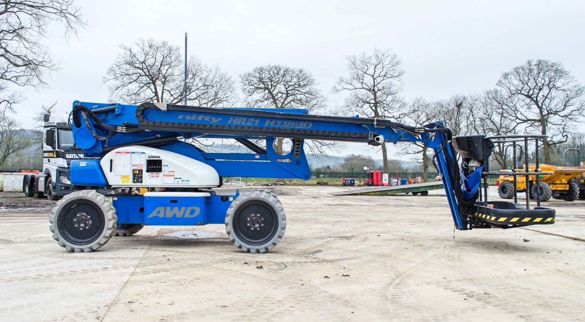 Nifty HR21 Hybrid diesel/battery articulated boom lift access platform Year: 2014 S/N: 2127663 HYP - Image 8 of 13