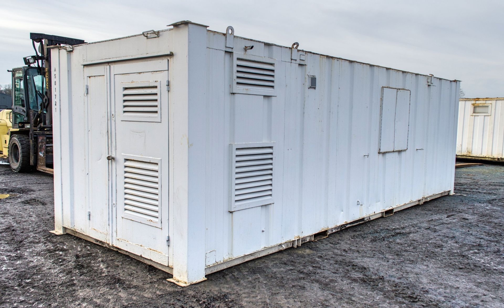 24 ft x 9 ft steel welfare site unit Comprising of: Canteen area, toilet & generator room c/w keys & - Image 4 of 8