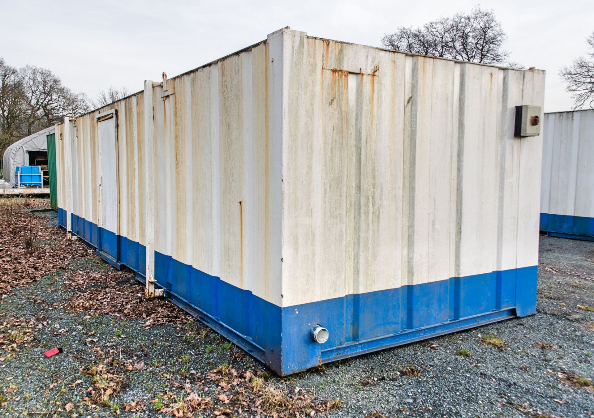 32 ft x 9 ft steel jack leg toilet site unit Comprising of Gent toilet (6 toilets, 6 sinks & 5 - Image 3 of 7