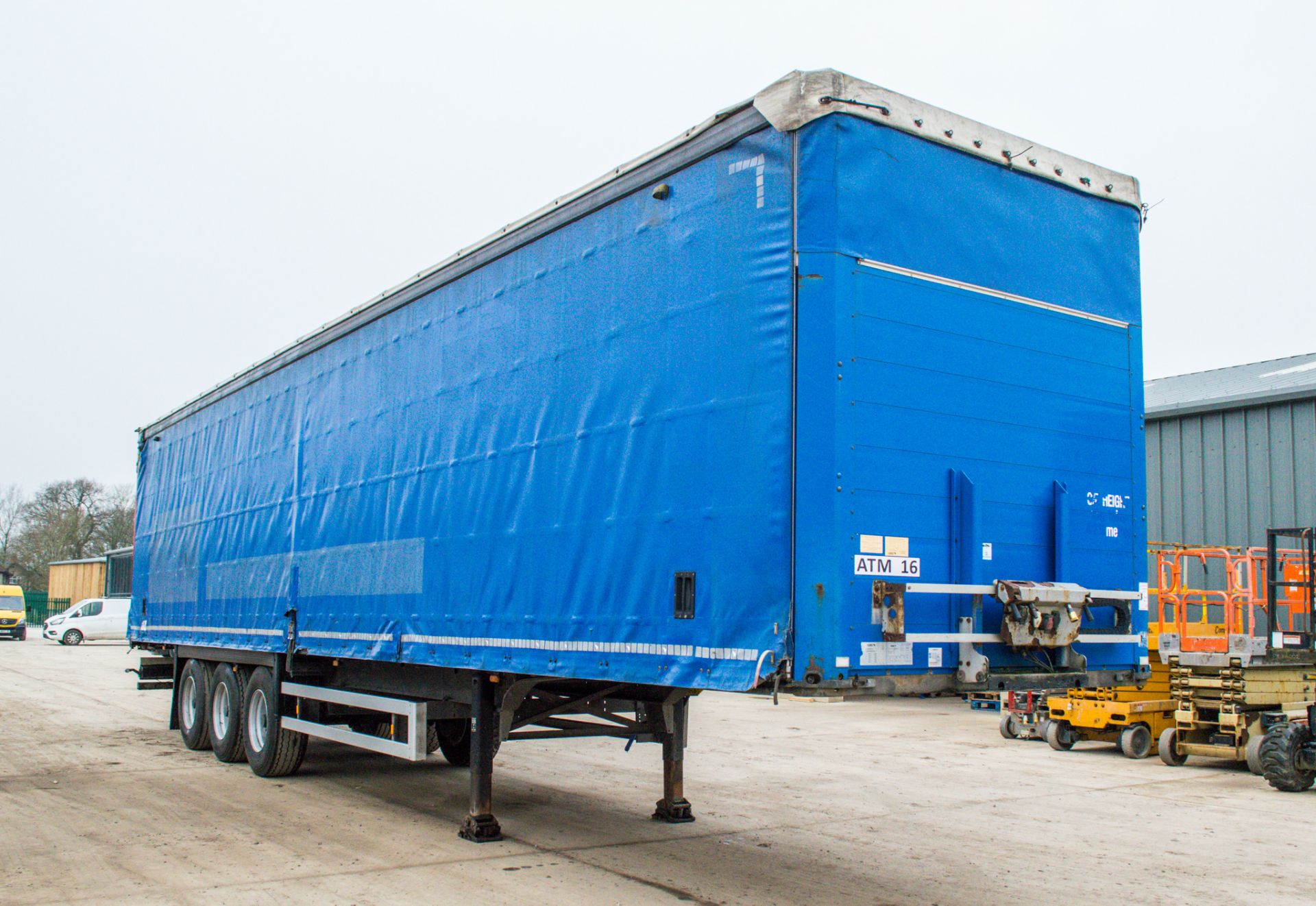 Schmitz Cargobull SCB S3T 13.6 metre tri-axle curtain side trailer Year: 2013 VIN: WSM00000003180012 - Image 2 of 26