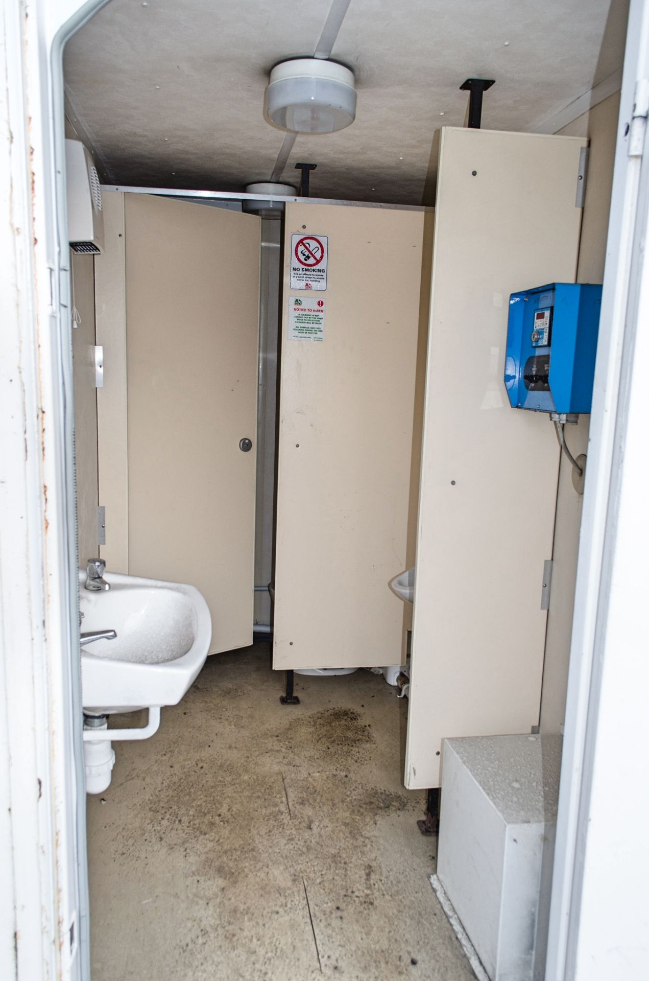 24 ft x 9 ft steel welfare site unit Comprising of: Canteen area, toilet & generator room c/w keys & - Image 7 of 8
