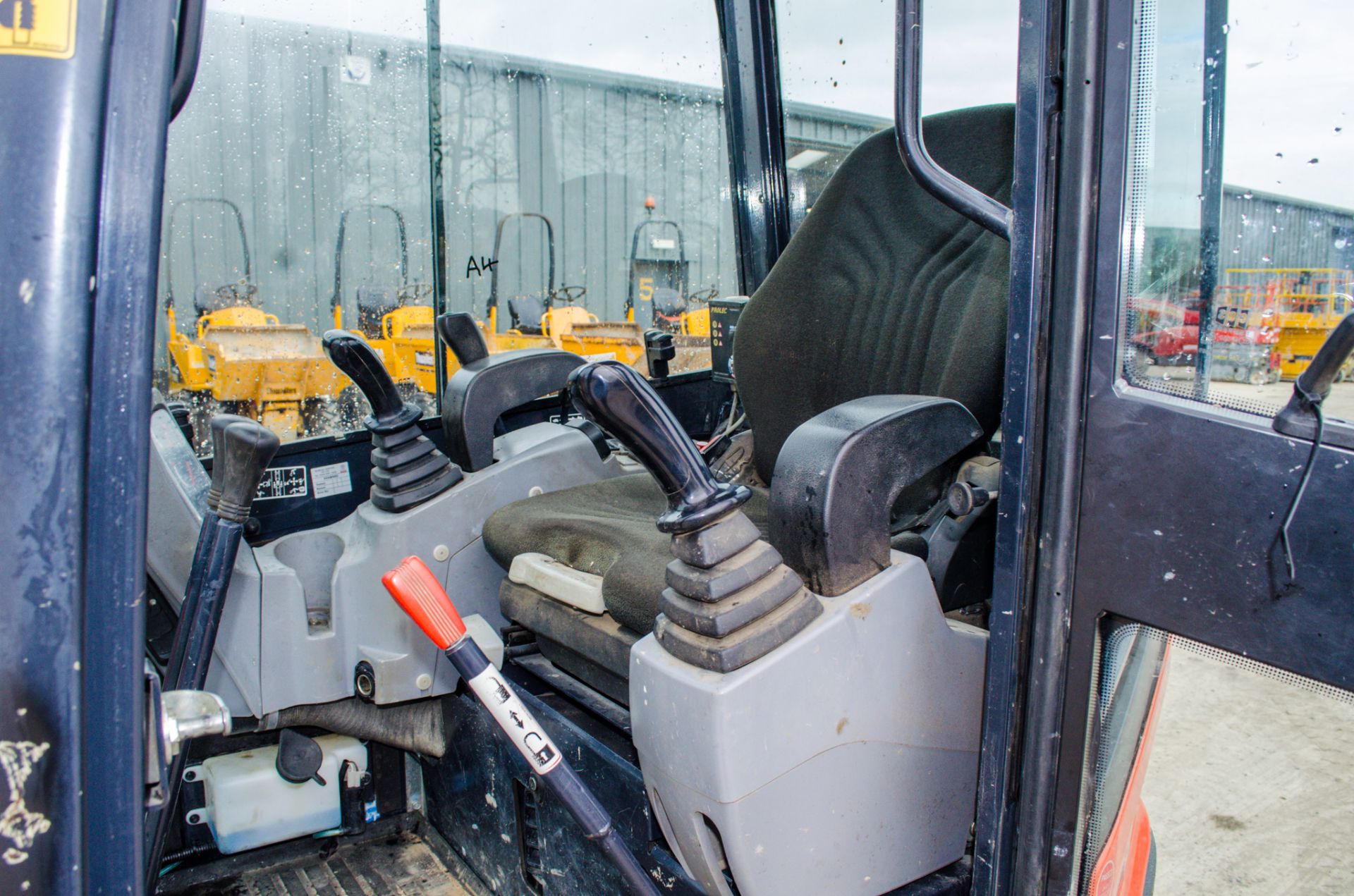 Kubota U27-4 2.7 tonne rubber tracked mini excavator Year: 2016 S/N: 58869 Recorded Hours: 1806 - Image 19 of 23