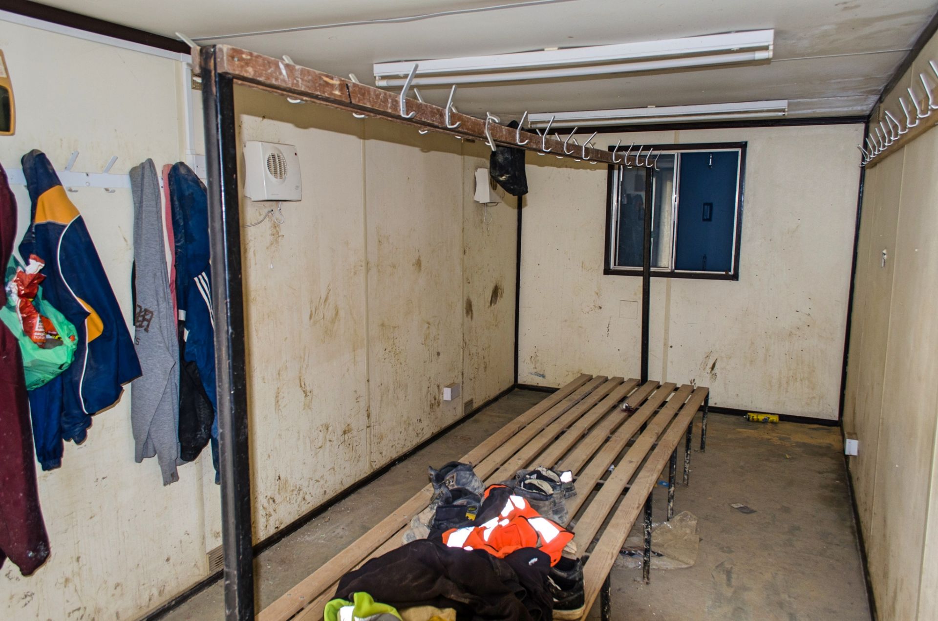 21 ft x 9 ft steel anti vandal changing room site unit A572247 ** No keys but open ** - Image 5 of 6
