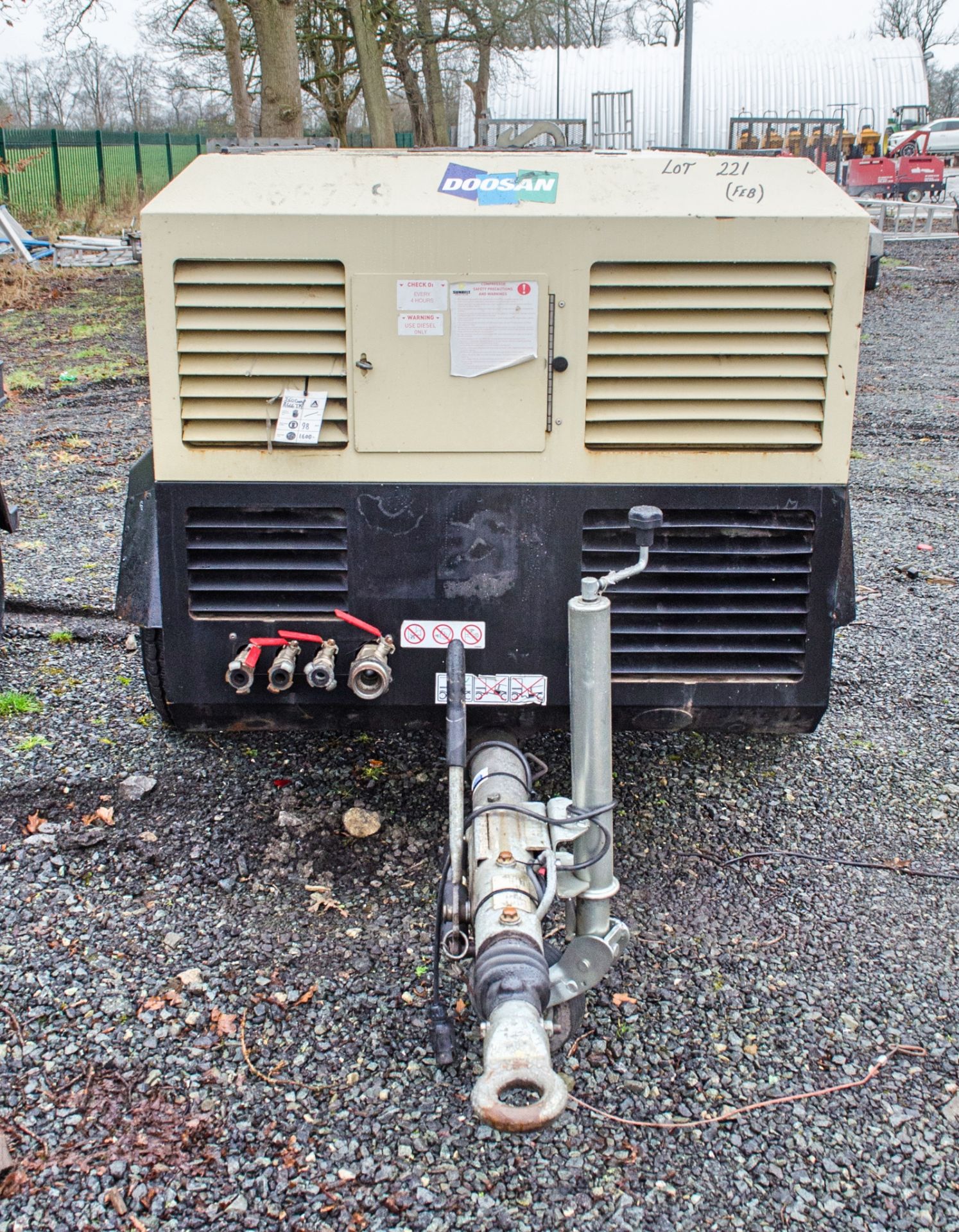 Doosan 7/73 10/53 diesel driven fast tow mobile air compressor Year: 2015 S/N: FY543515 Recorded - Image 3 of 7