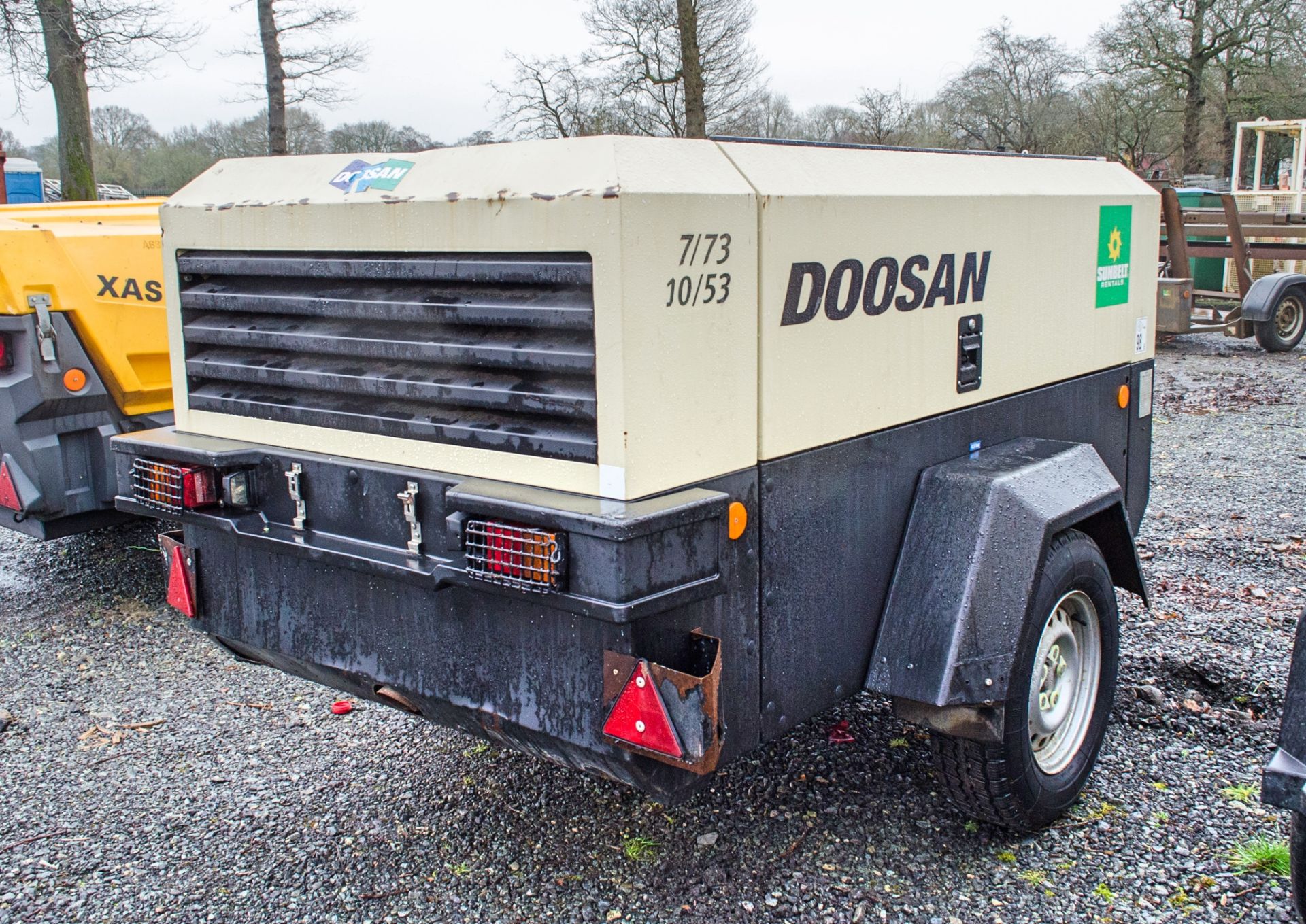 Doosan 7/73 10/53 diesel driven fast tow mobile air compressor Year: 2015 S/N: FY543515 Recorded - Image 2 of 7