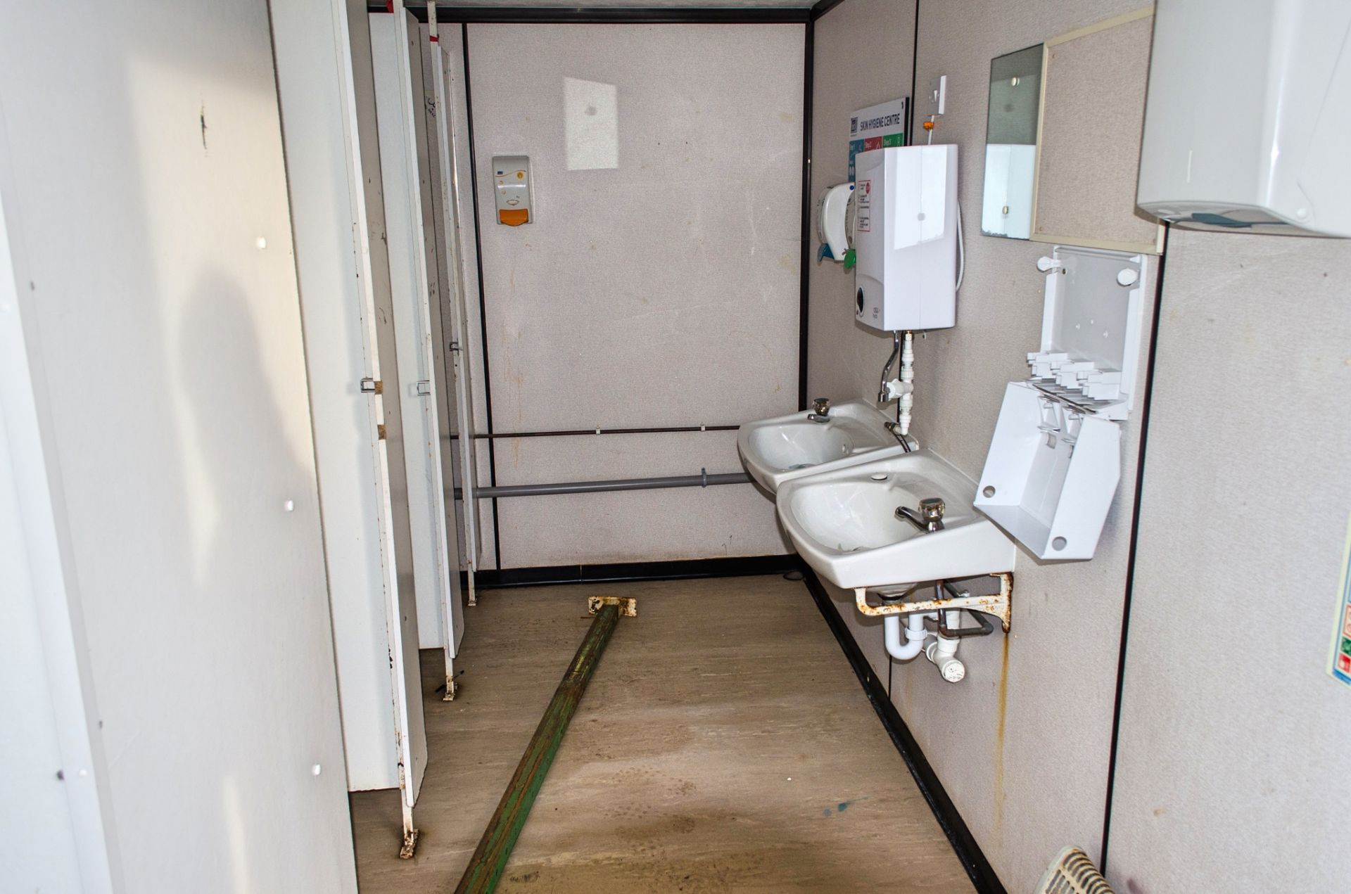 32 ft x 9 ft steel jack leg toilet site unit Comprising of Gent toilet (6 toilets, 6 sinks & 5 - Image 6 of 7