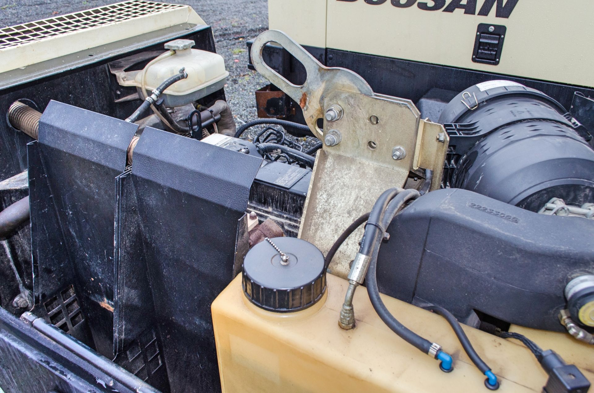 Doosan 7/41 diesel driven fast tow mobile air compressor Year: 2013 S/N: 431992 Recorded hours: 1374 - Image 6 of 7