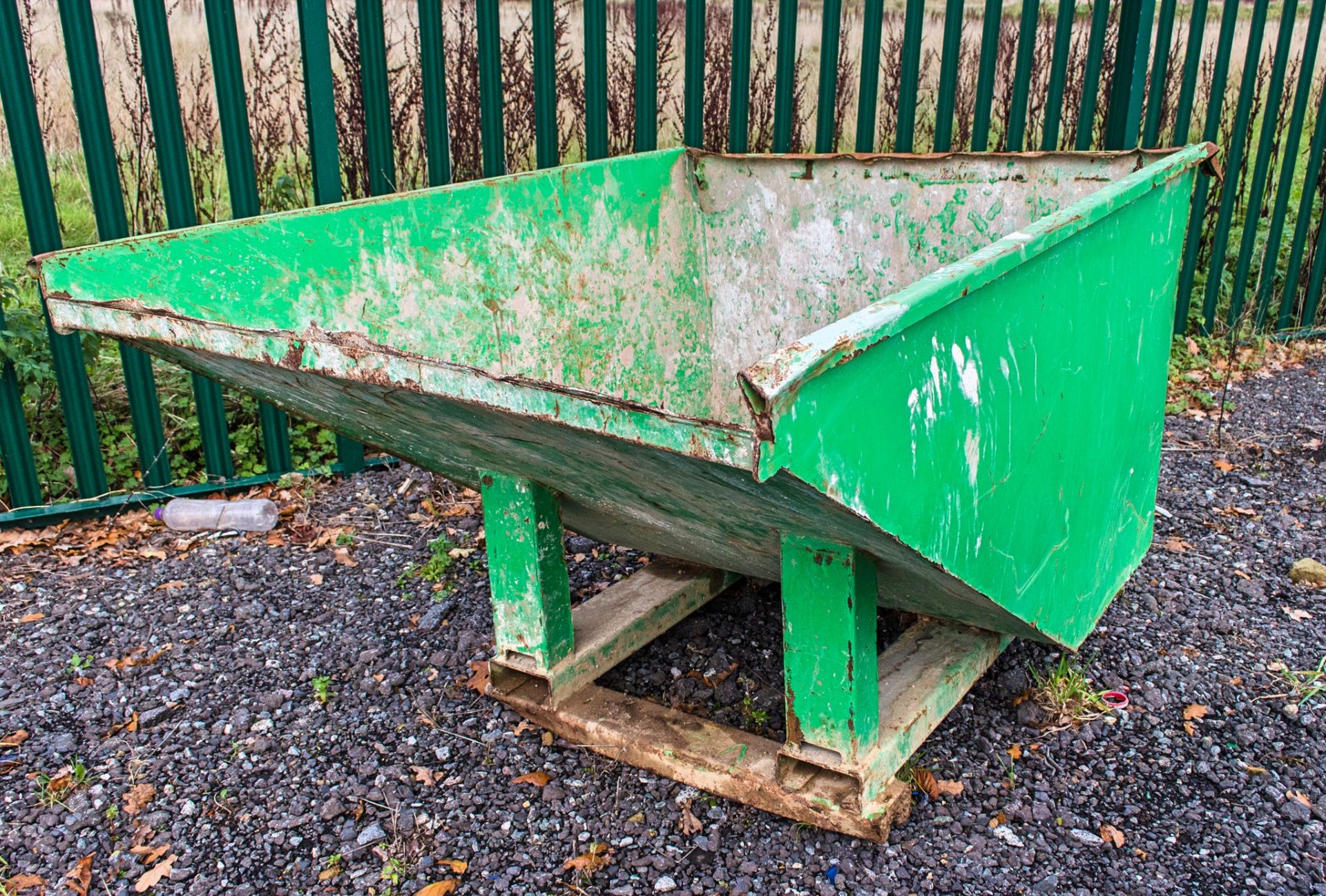 Invicta auto lock tipping skip ** No VAT on hammer but VAT will be charged on buyer's premium **