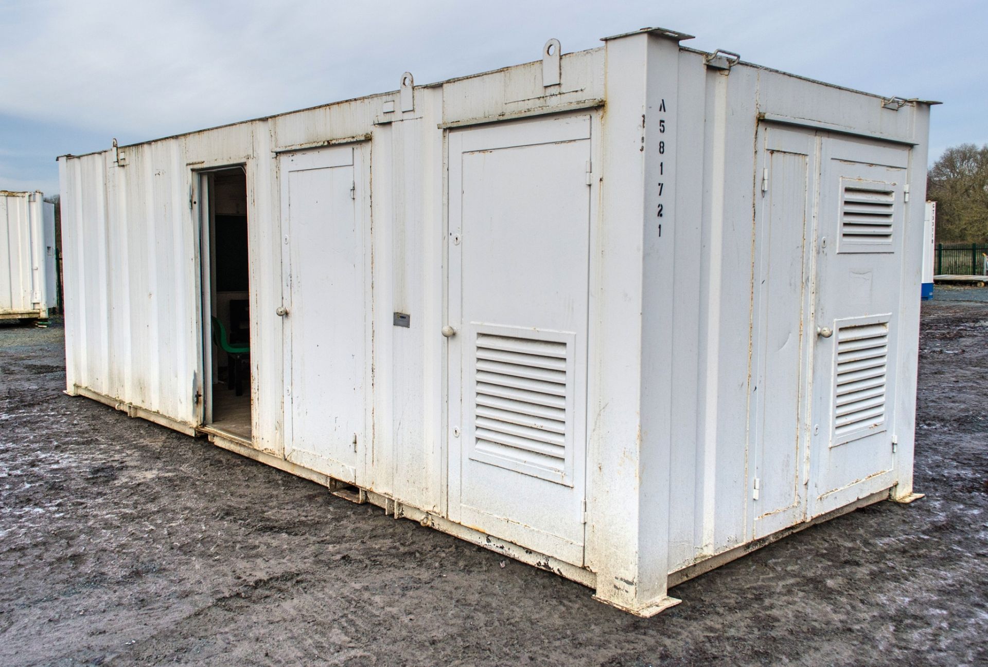 24 ft x 9 ft steel welfare site unit Comprising of: Canteen area, toilet & generator room c/w keys &