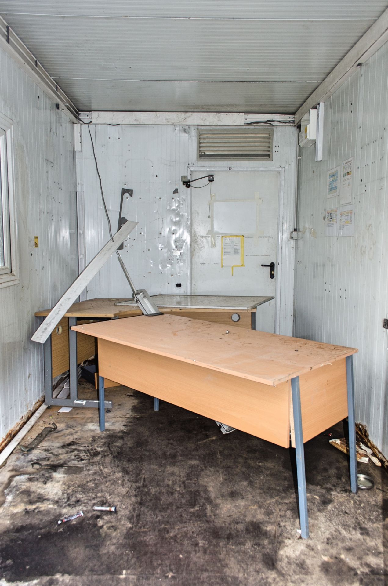 13 ft x 8 ft site office ** Open, no key ** ** No VAT on hammer price but VAT will be charged on the - Image 6 of 6