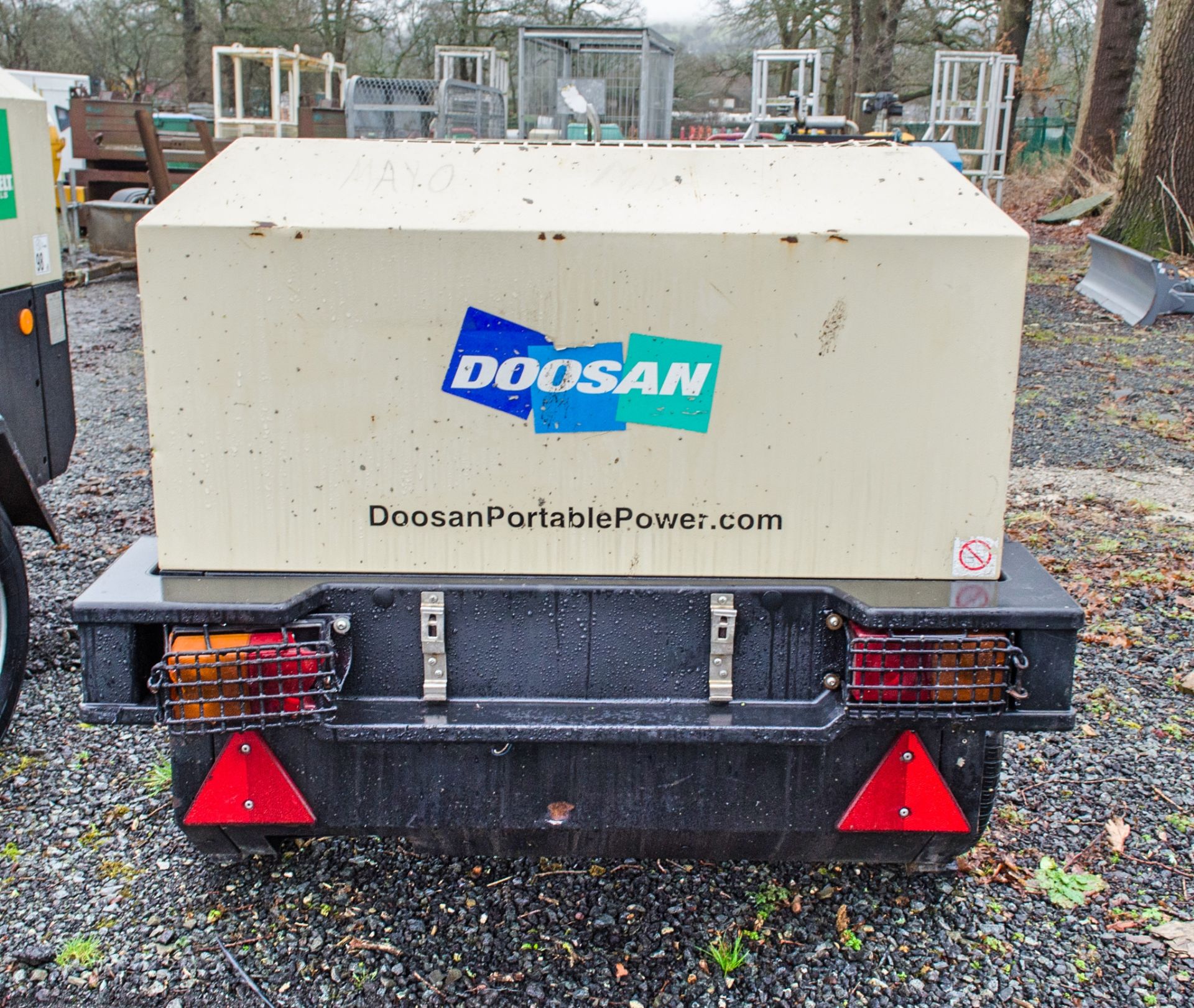 Doosan 7/41 diesel driven fast tow mobile air compressor Year: 2013 S/N: 431992 Recorded hours: 1374 - Image 4 of 7