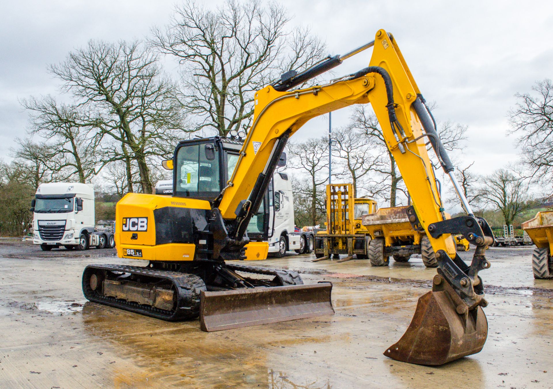 JCB 85Z 9 tonne rubber tracked midi excavator Year: 2017 S/N: 2500968 Recorded Hours: 4415  piped, - Image 2 of 20