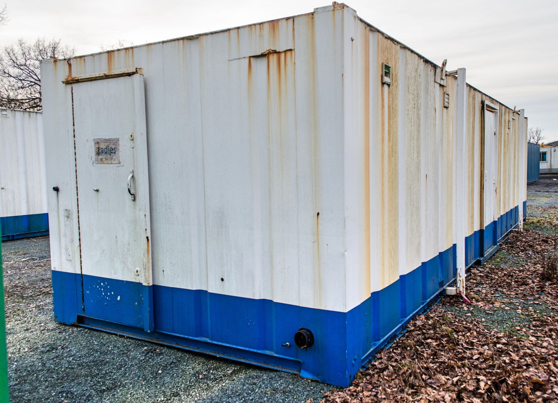 32 ft x 9 ft steel jack leg toilet site unit Comprising of Gent toilet (6 toilets, 6 sinks & 5 - Image 4 of 7