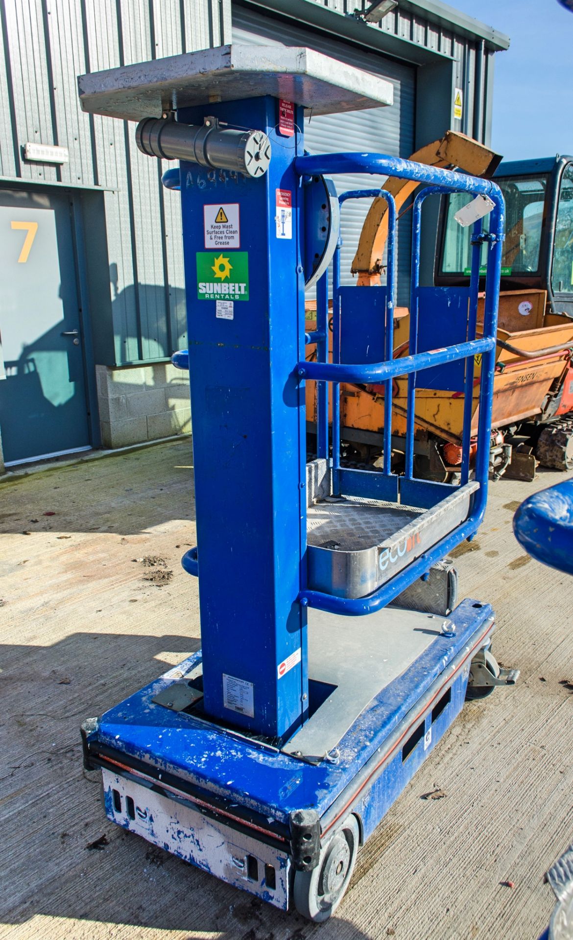 Power Towers Ecolift 4.2 metre manual vertical mast access platform Year: 2015 S/N: 10523215H - Image 2 of 4