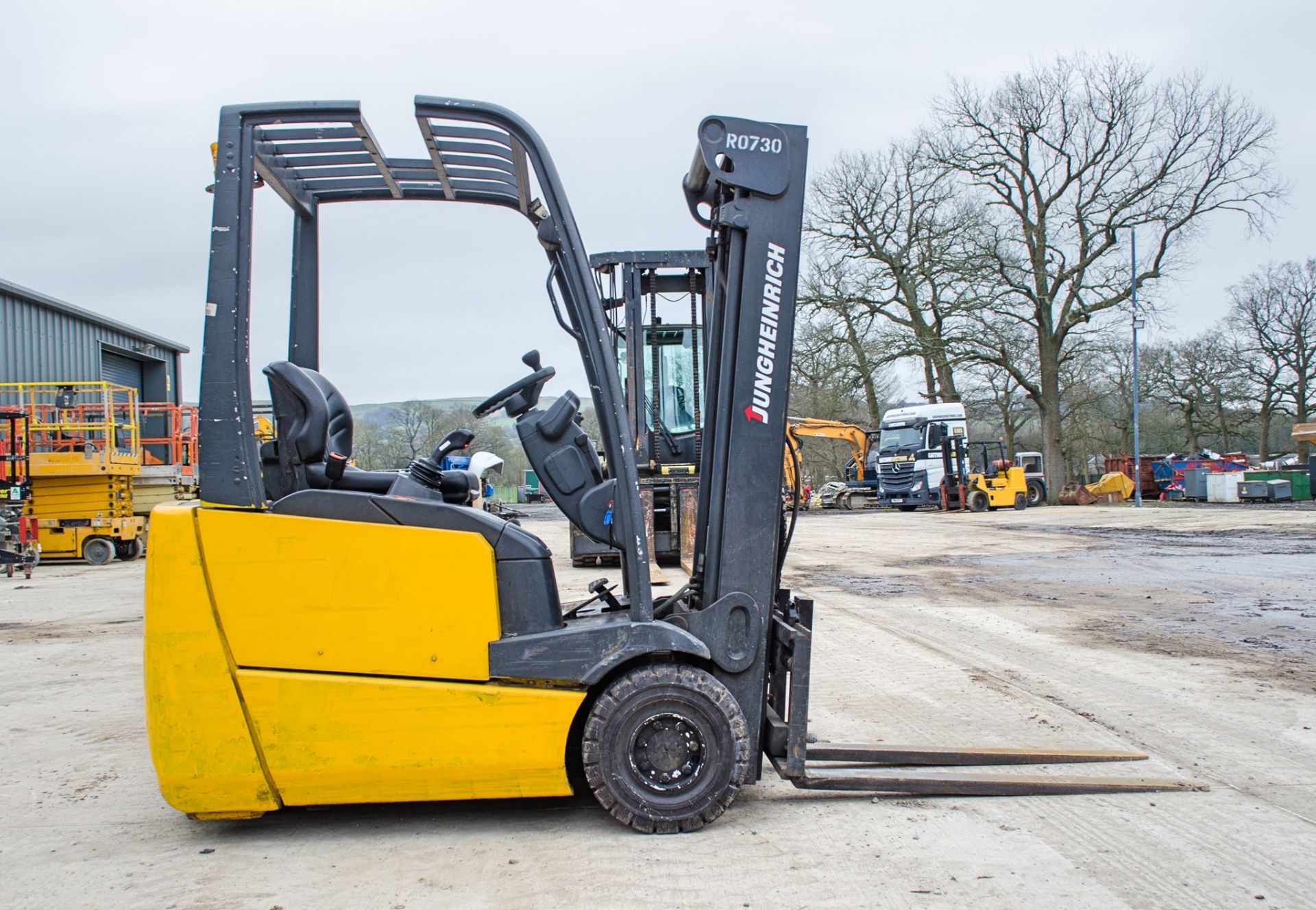 Jungheinrich EFGDF-13-4500DZ battery electric fork lift truck Year: 2001 S/N: 89918168 c/w battery - Image 8 of 14