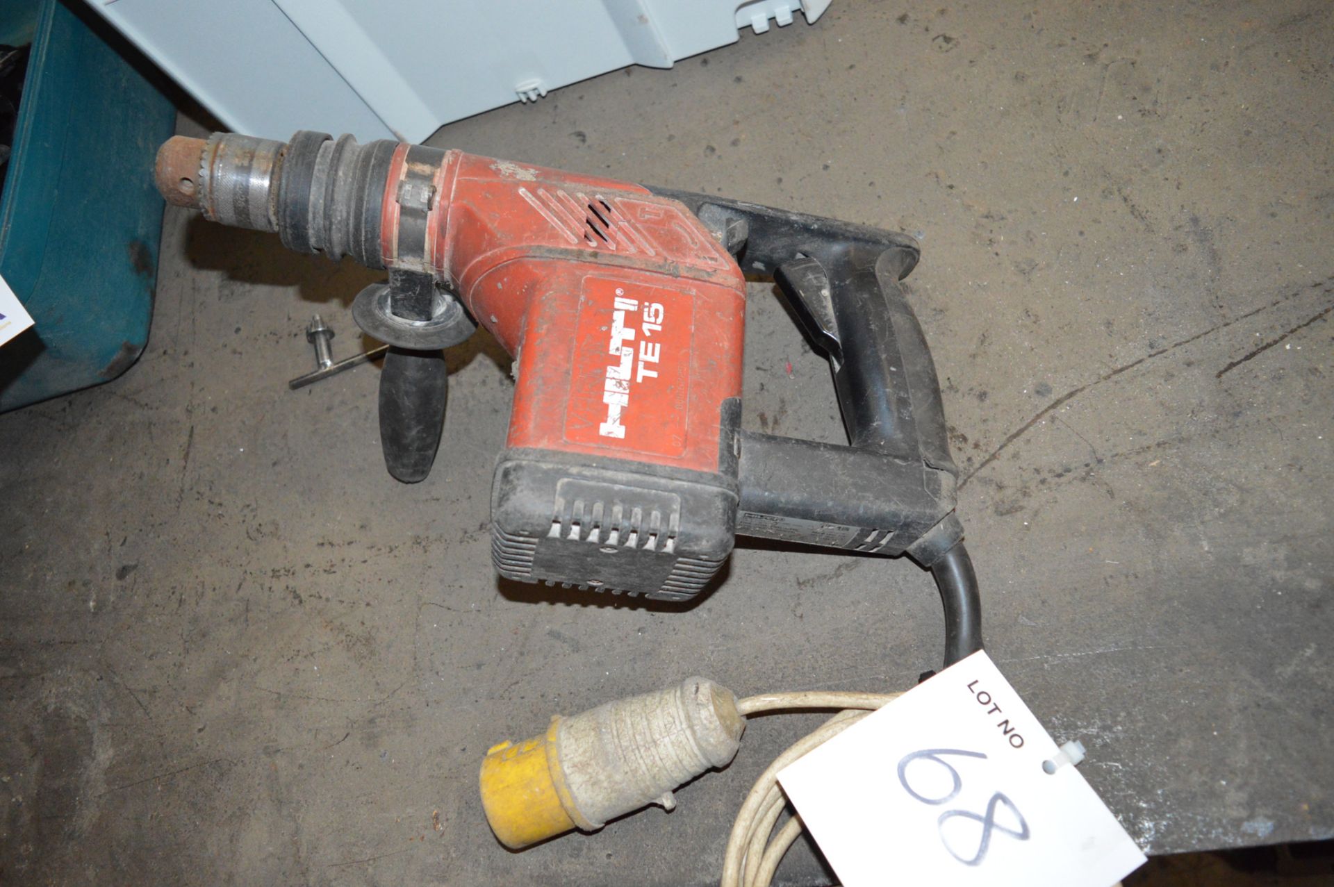 Hilti 110v rotary hammer drill Model: TE15 ** No VAT on hammer price but VAT will be charged on - Image 2 of 2