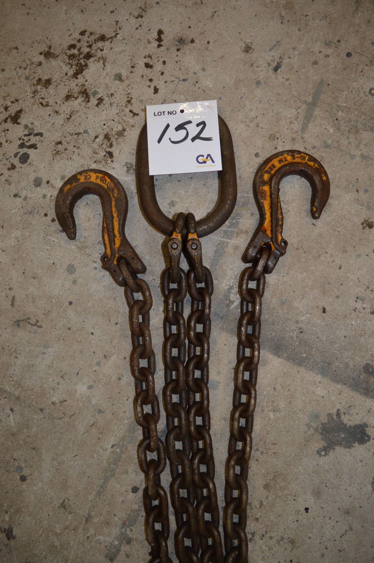 Yoke 2 leg lifting chain ** No VAT on hammer price but VAT will be charged on the buyer's