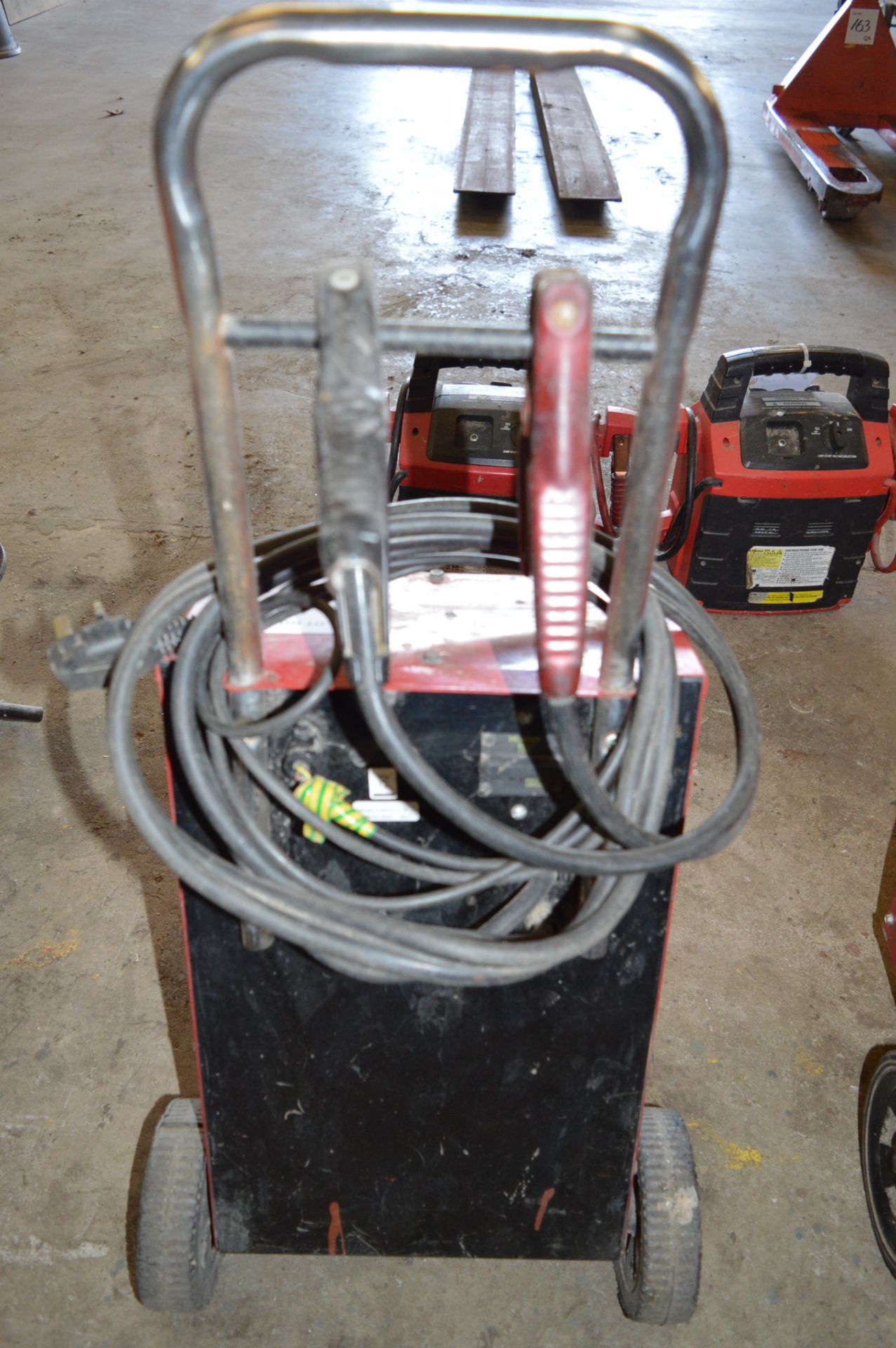 Snap On 12/24v fast charger Model YAH123 ** No VAT on hammer price but VAT will be charged on the - Image 3 of 3