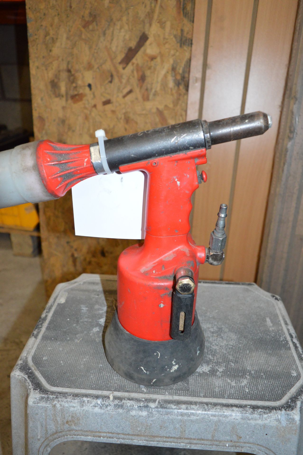 Far pneumatic rivet gun Model: RAC180 ** No VAT on hammer price but VAT will be charged on the - Image 2 of 2