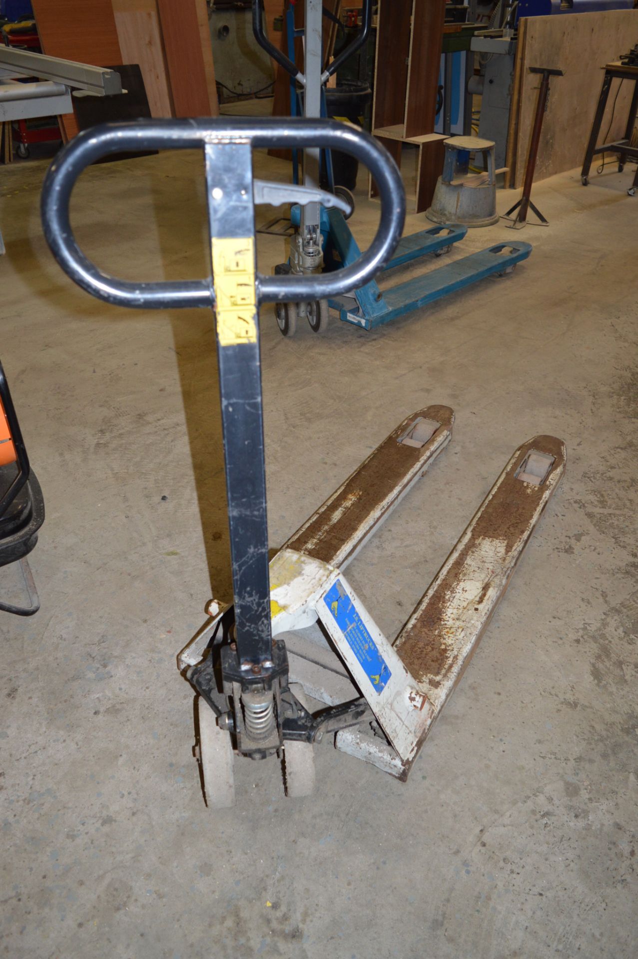 Hydraulic pallet truck ** No VAT on hammer price but VAT will be charged on the buyer's premium ** - Image 2 of 3