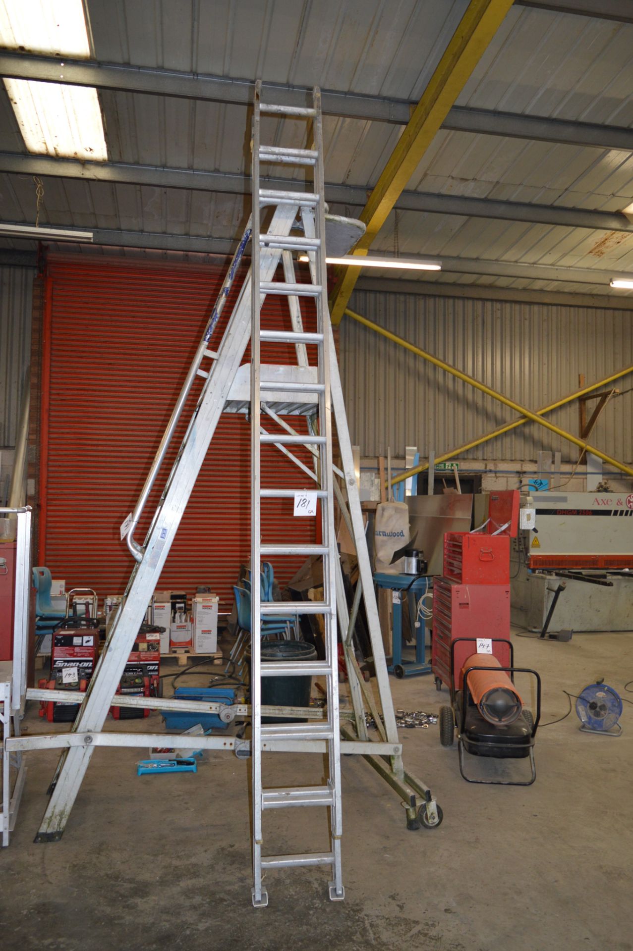 28 rise alloy extending ladder ** No VAT on hammer price but VAT will be charged on the buyer's