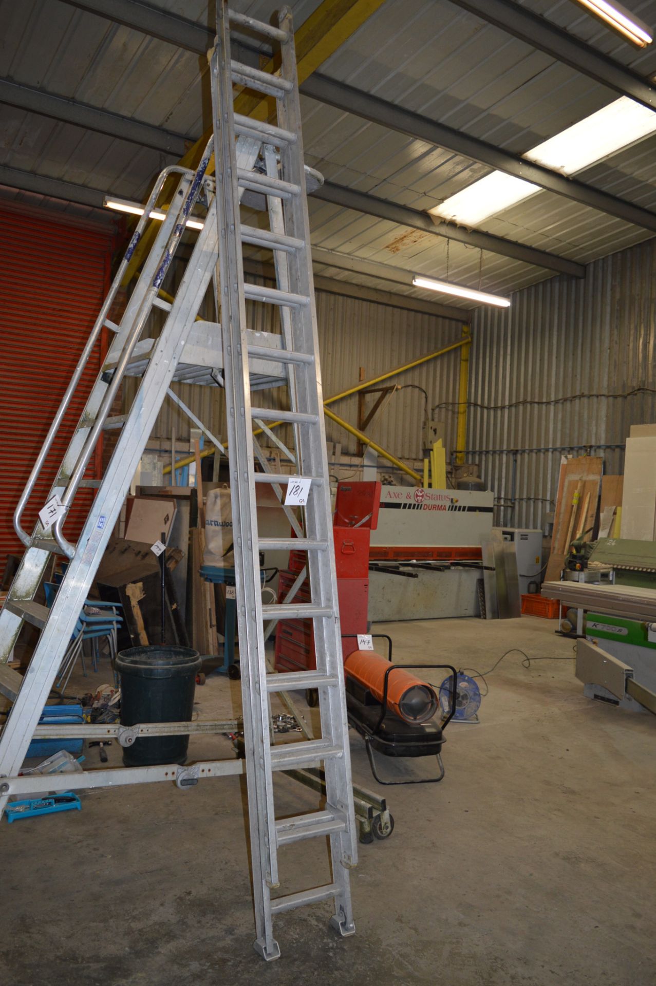 28 rise alloy extending ladder ** No VAT on hammer price but VAT will be charged on the buyer's - Image 2 of 2