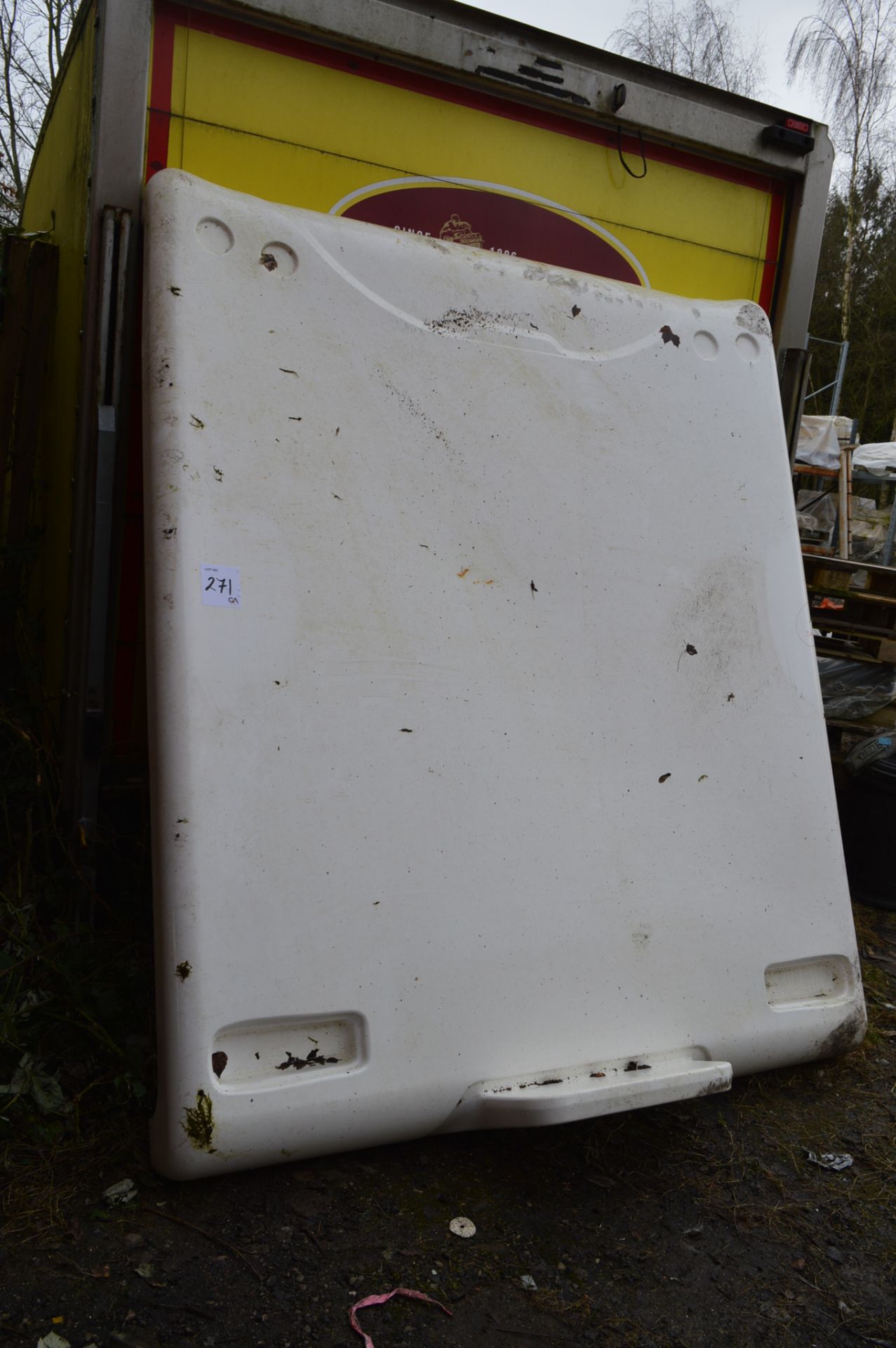 Fibreglass rear moulding to fit 3.5 ton horse box ** Slightly damaged ** ** No VAT on hammer price