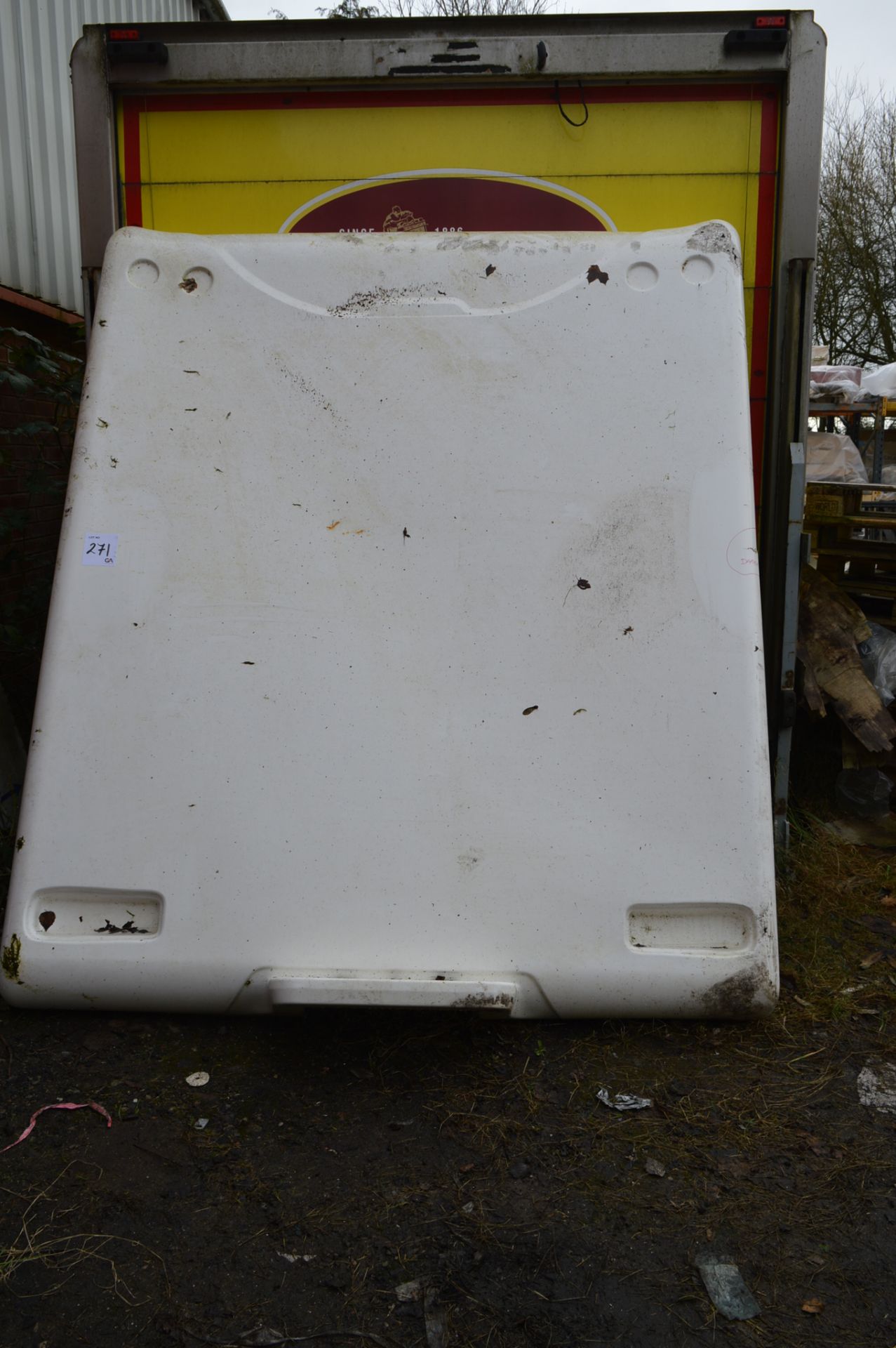 Fibreglass rear moulding to fit 3.5 ton horse box ** Slightly damaged ** ** No VAT on hammer price - Image 3 of 3