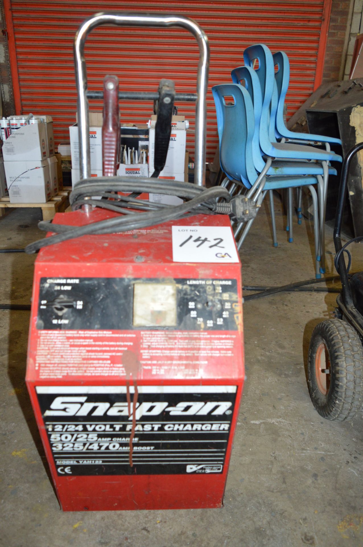 Snap On 12/24v fast charger Model YAH123 ** No VAT on hammer price but VAT will be charged on the